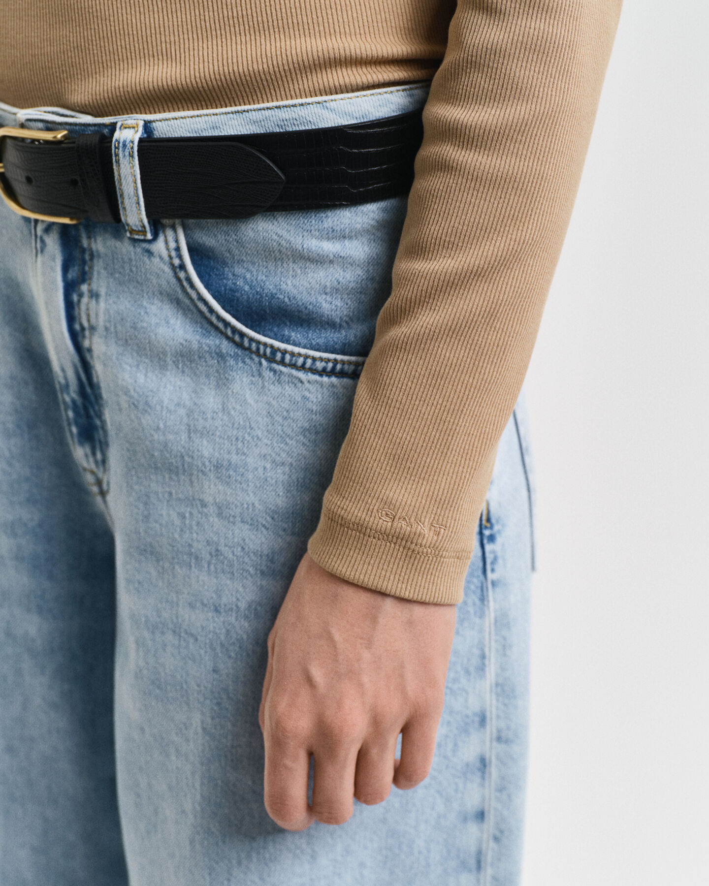 Camiseta acanalada con cuello de cisne y manga larga