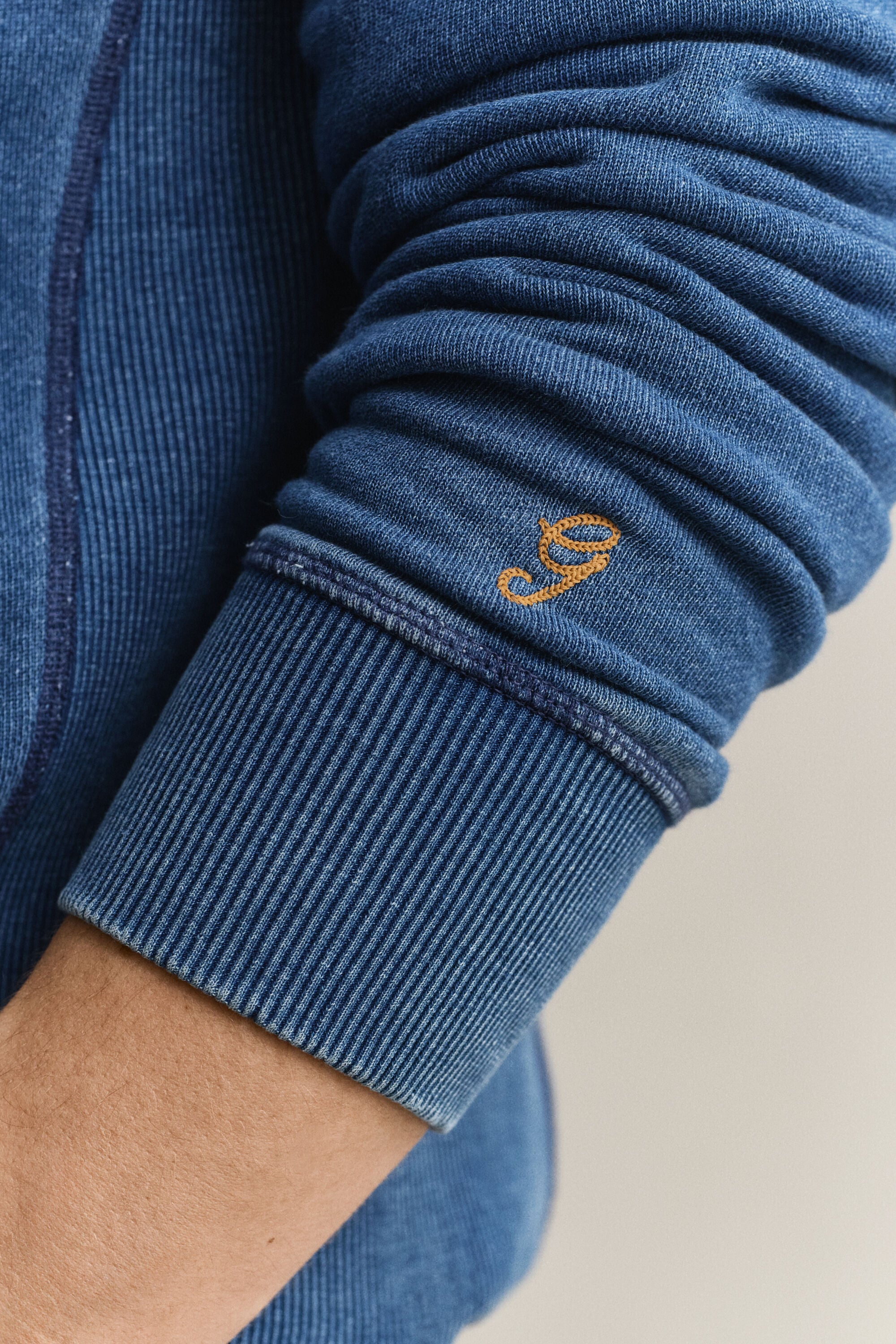 Sudadera añil de cuello redondo