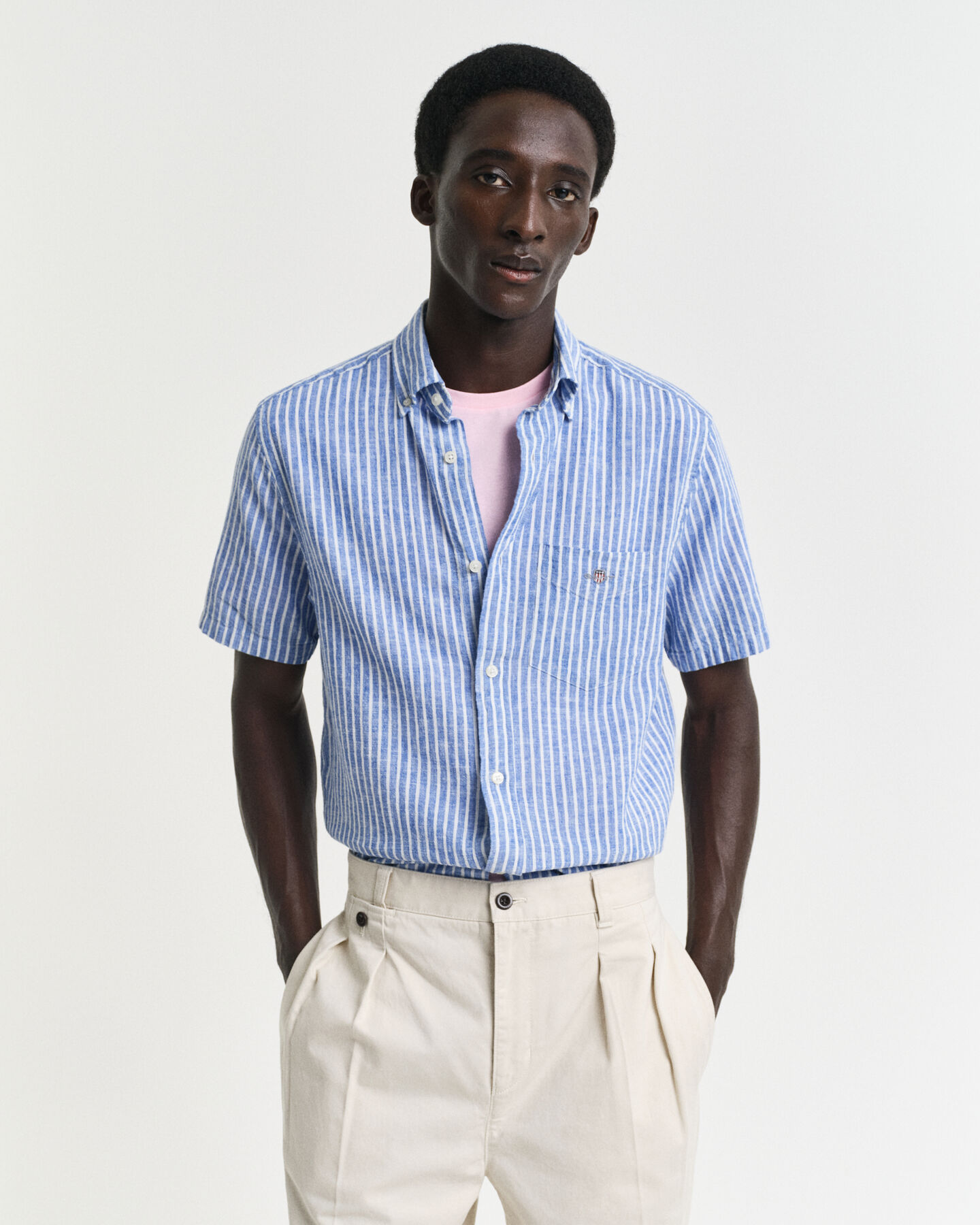 Camisa Regular Fit de manga corta a rayas en algodón y lino