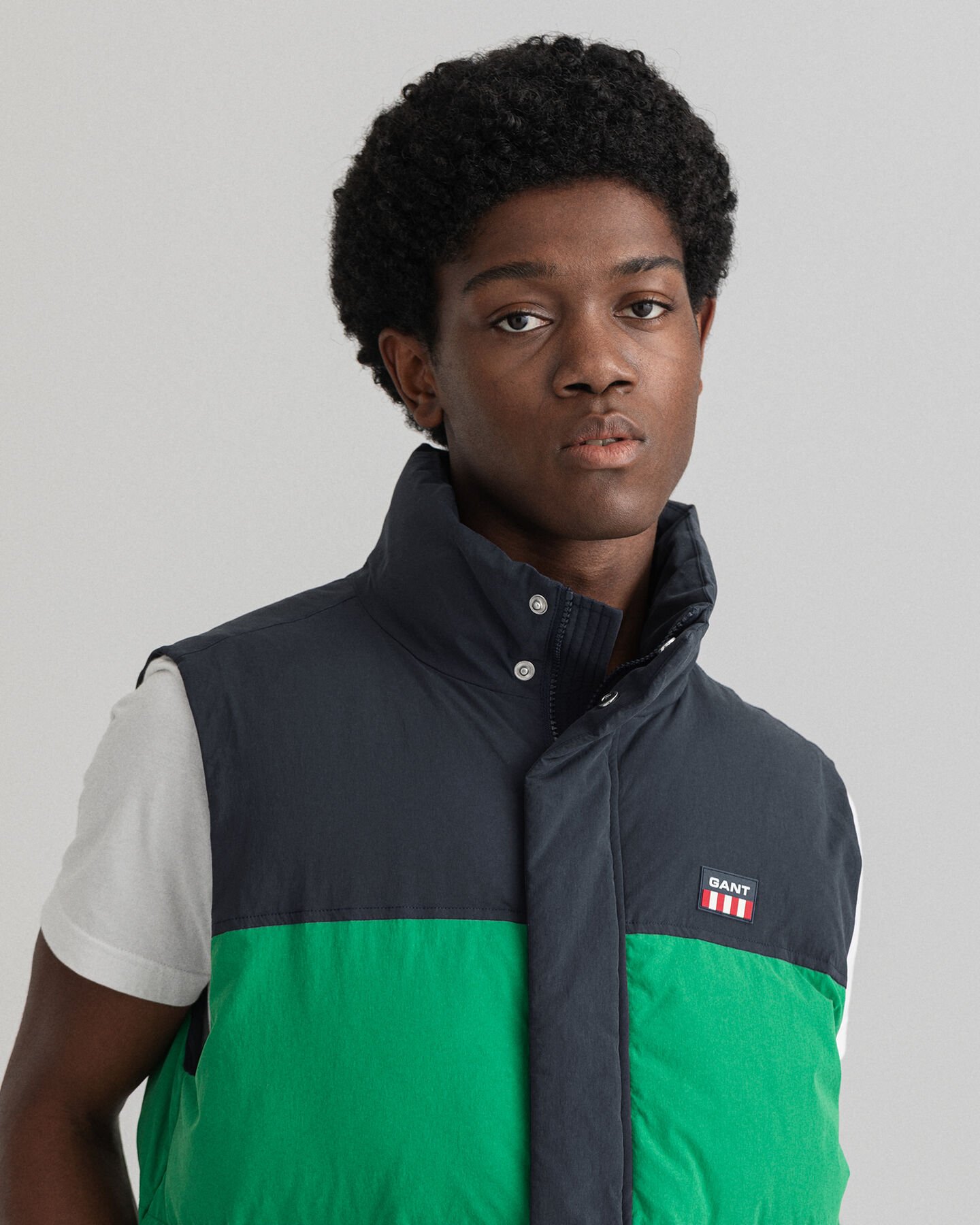 Chaleco acolchado con dise&ntilde;o de bloques