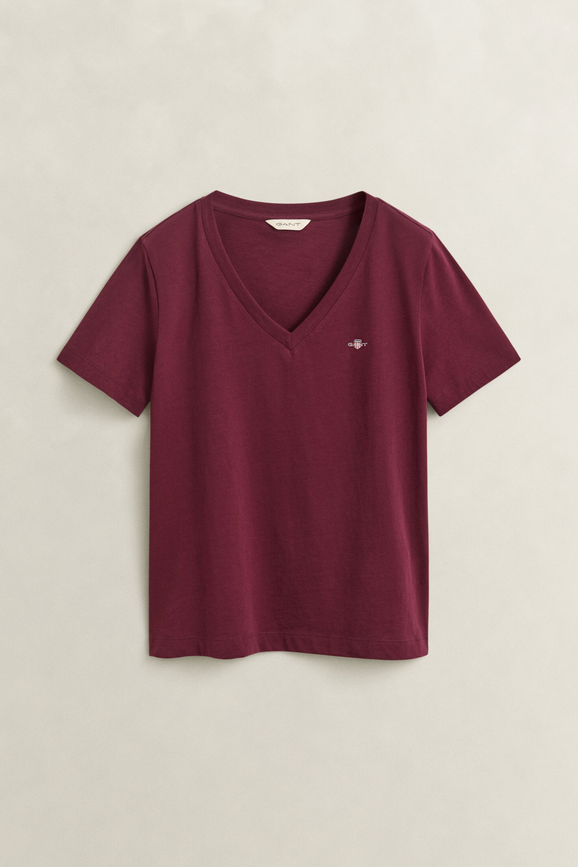 Camiseta Shield con cuello de pico
