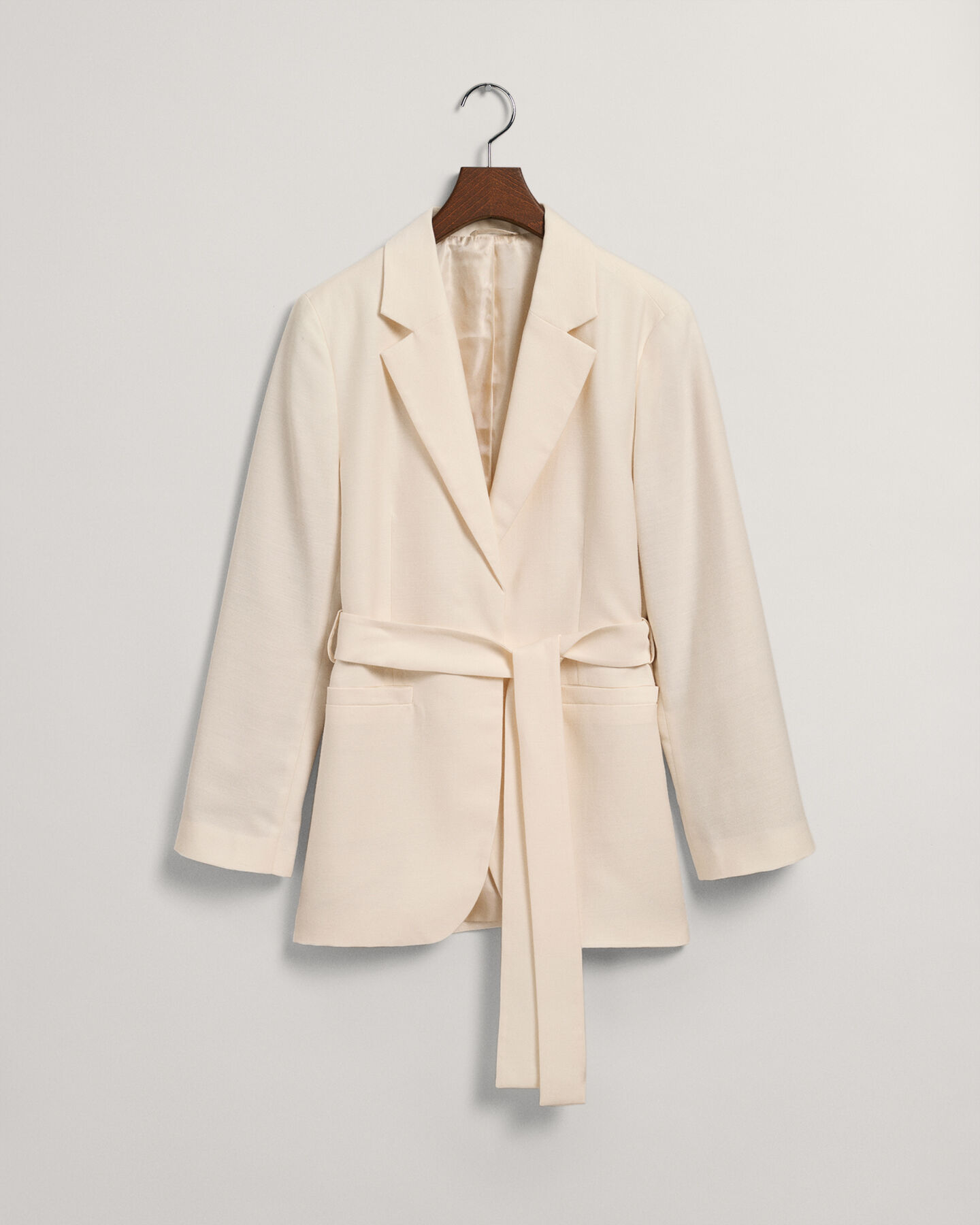 Americana Regular Fit Fluid con cintur&oacute;n