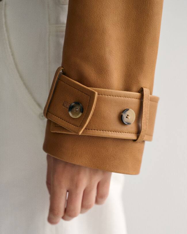 Cazadora corta tipo gabardina de piel