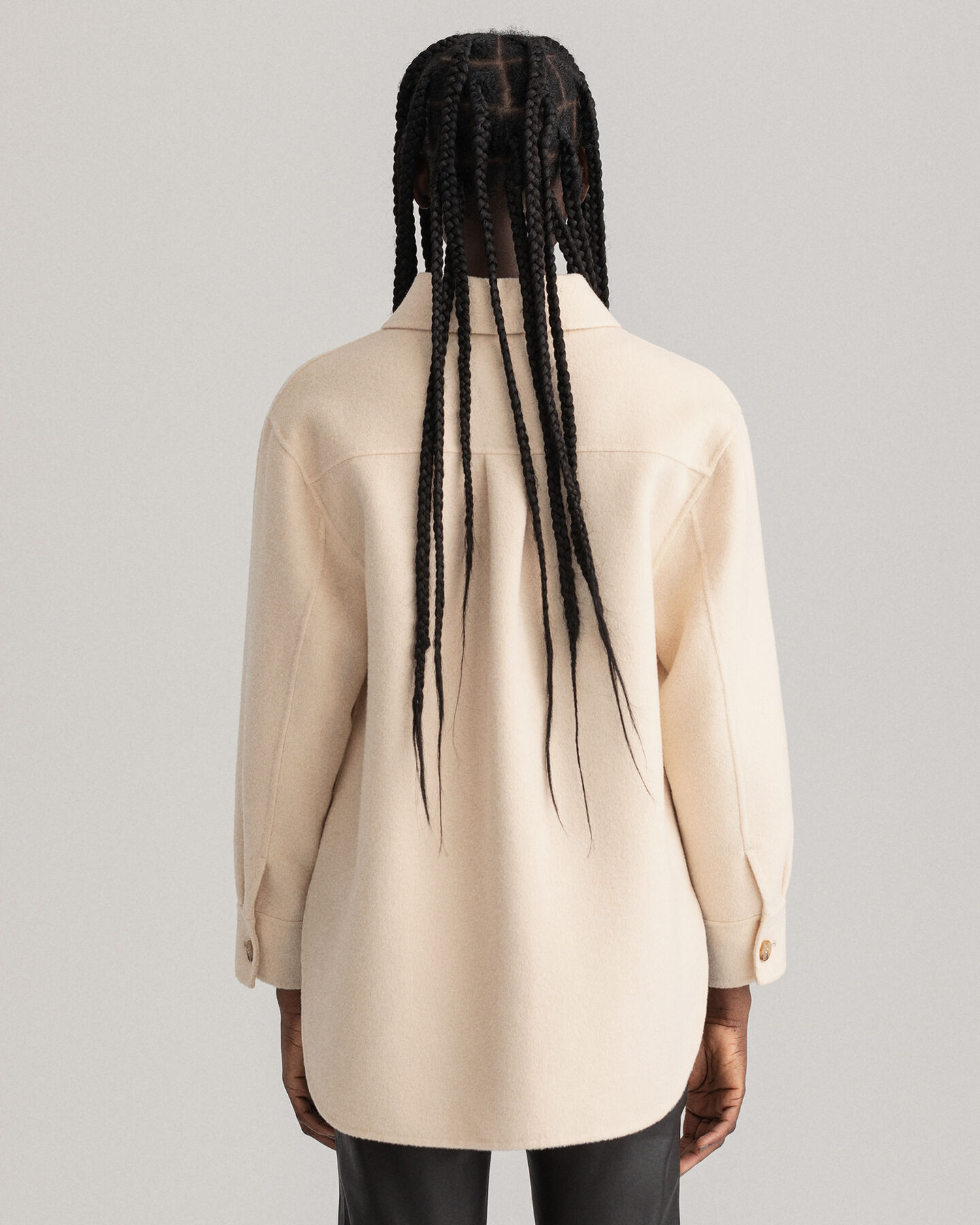 Sobrecamisa cosida a mano