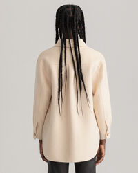 Sobrecamisa cosida a mano