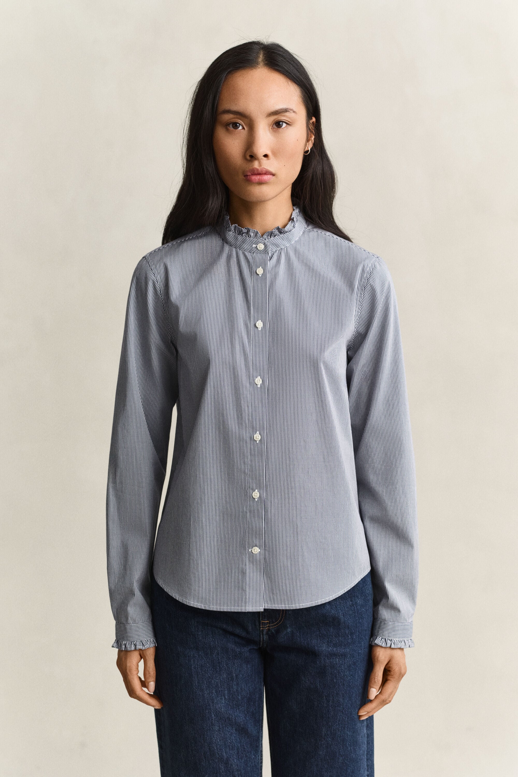 Blusa con volantes en el cuello