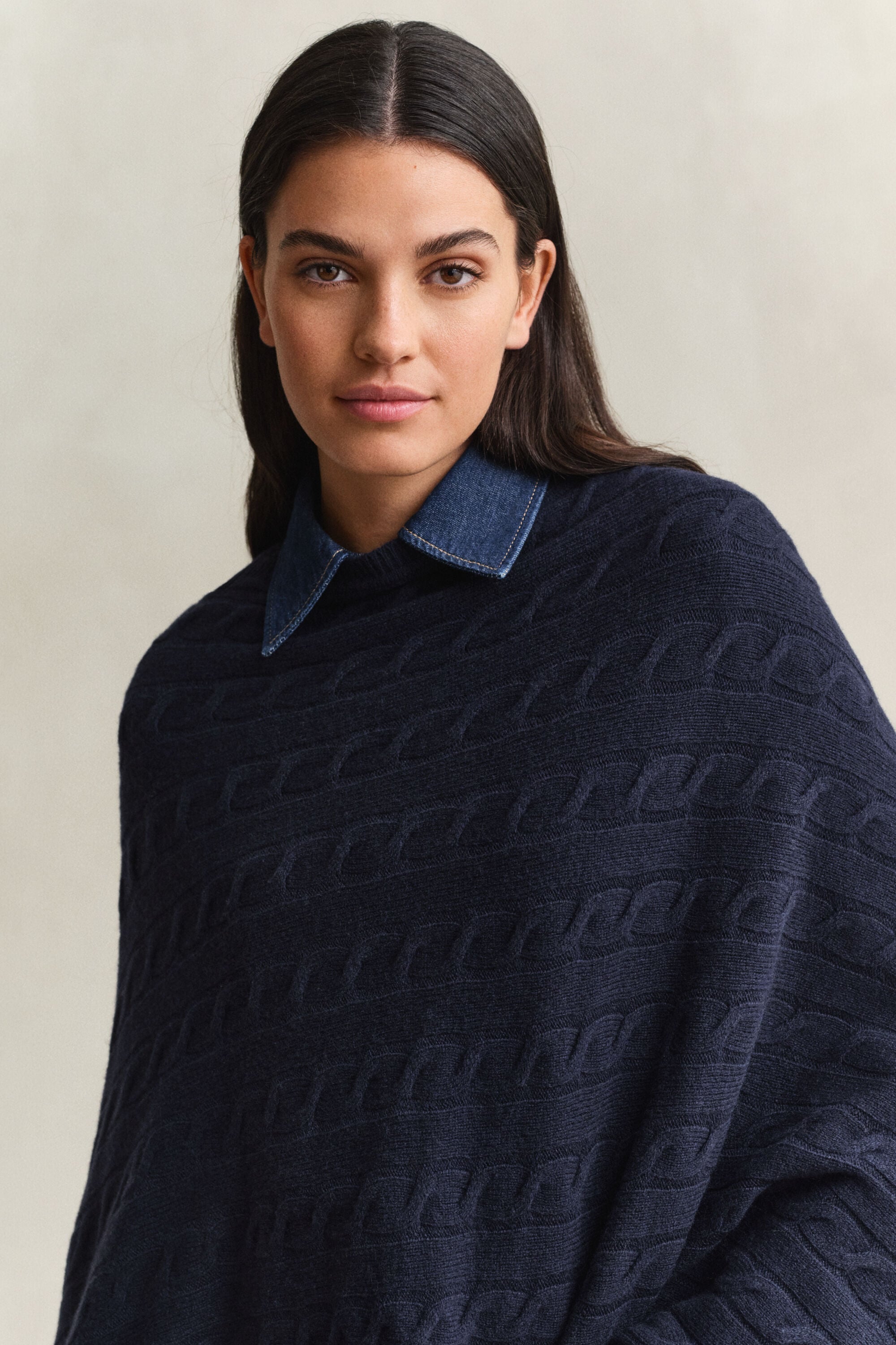 Poncho de punto de ochos de lana
