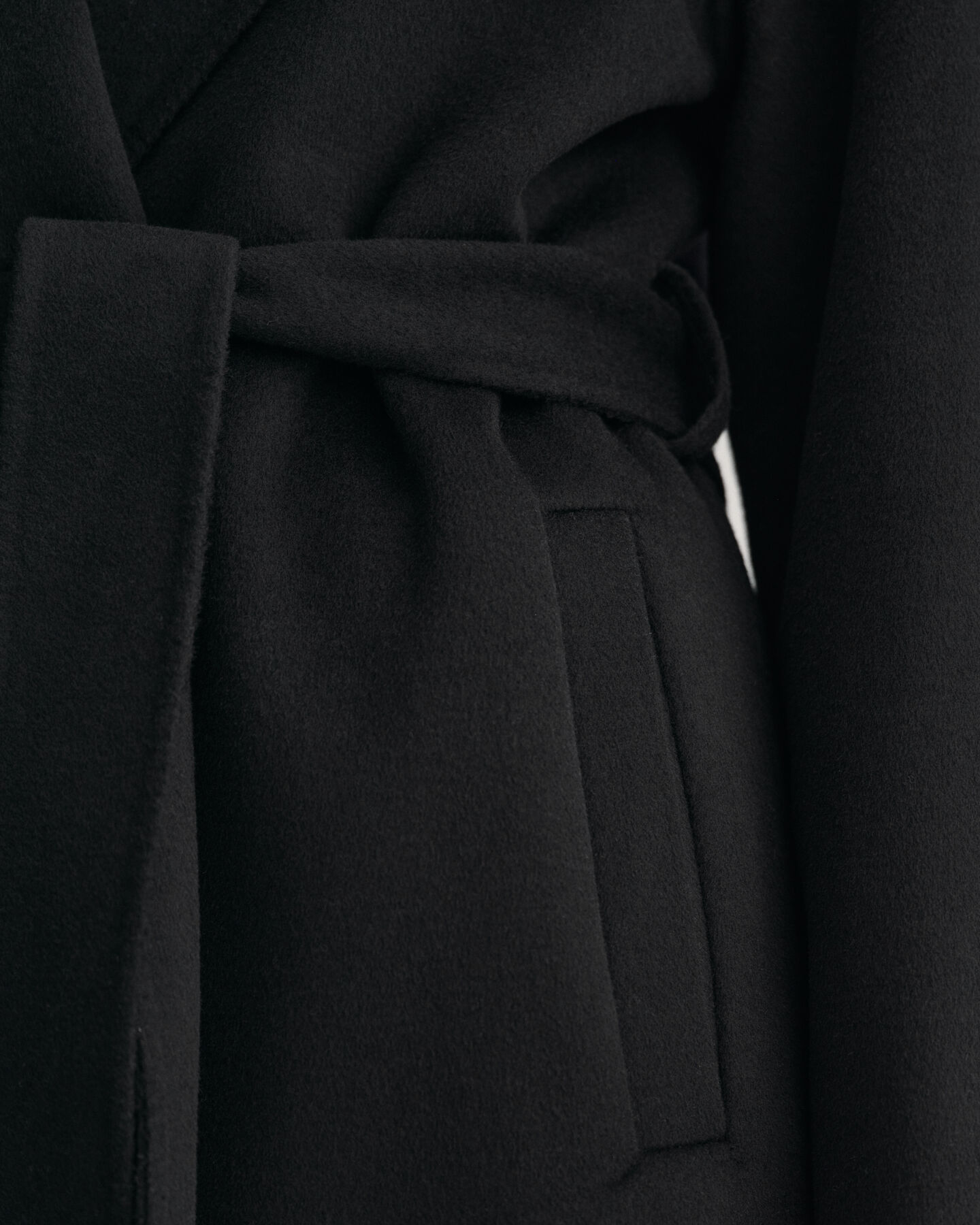 Abrigo cosido a mano con cintur&oacute;n