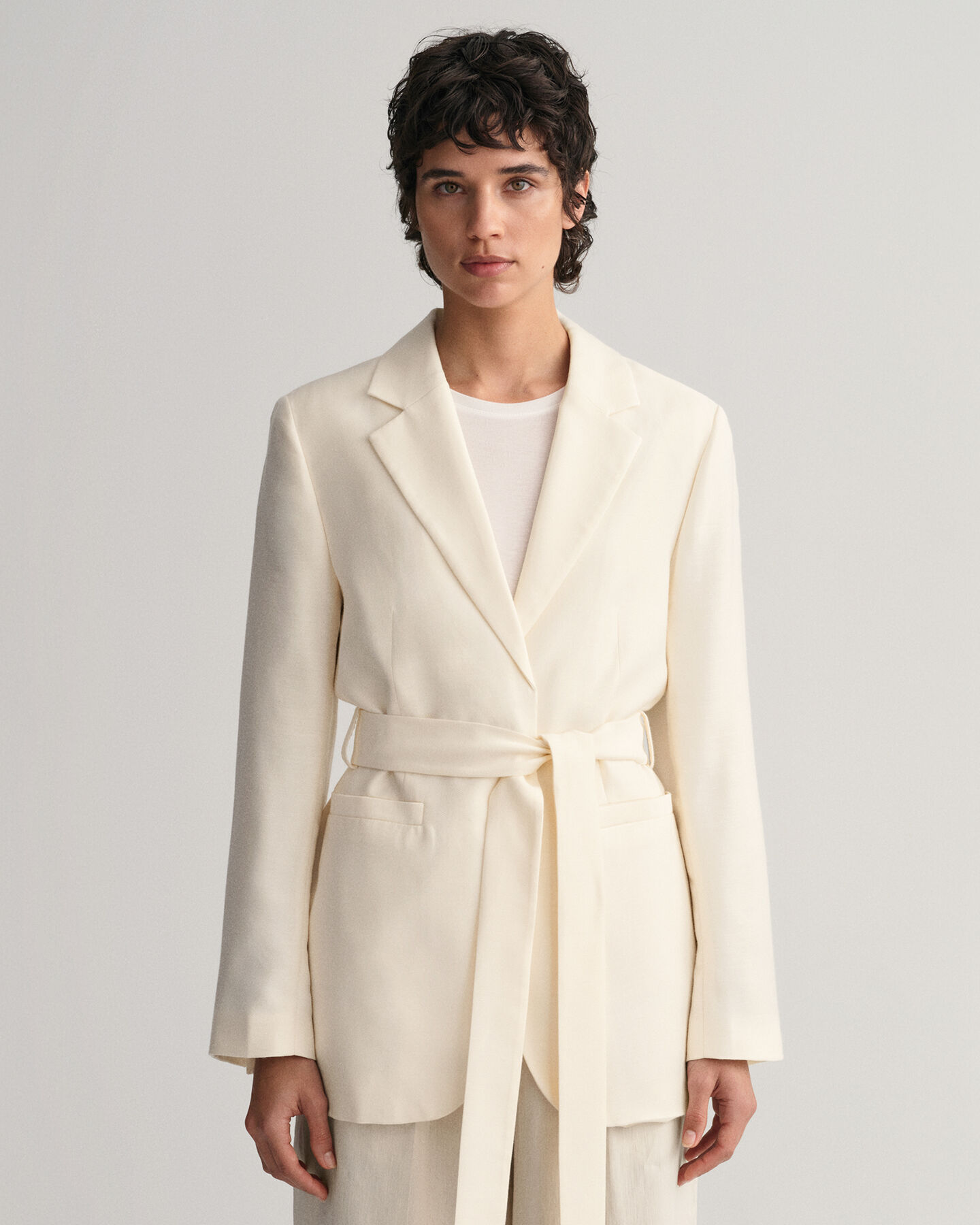 Americana Regular Fit Fluid con cintur&oacute;n