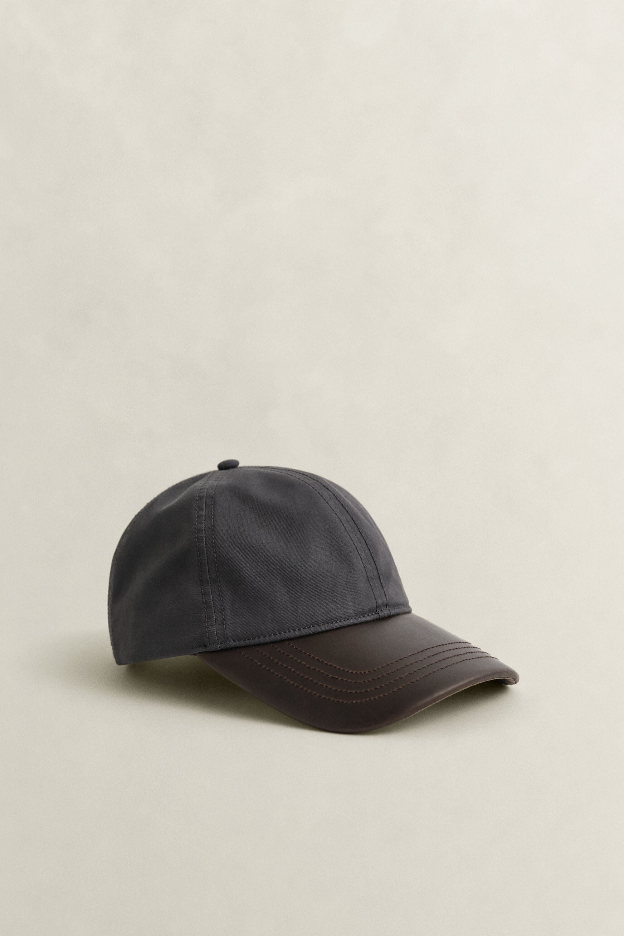 Gorra encerada con visera de piel