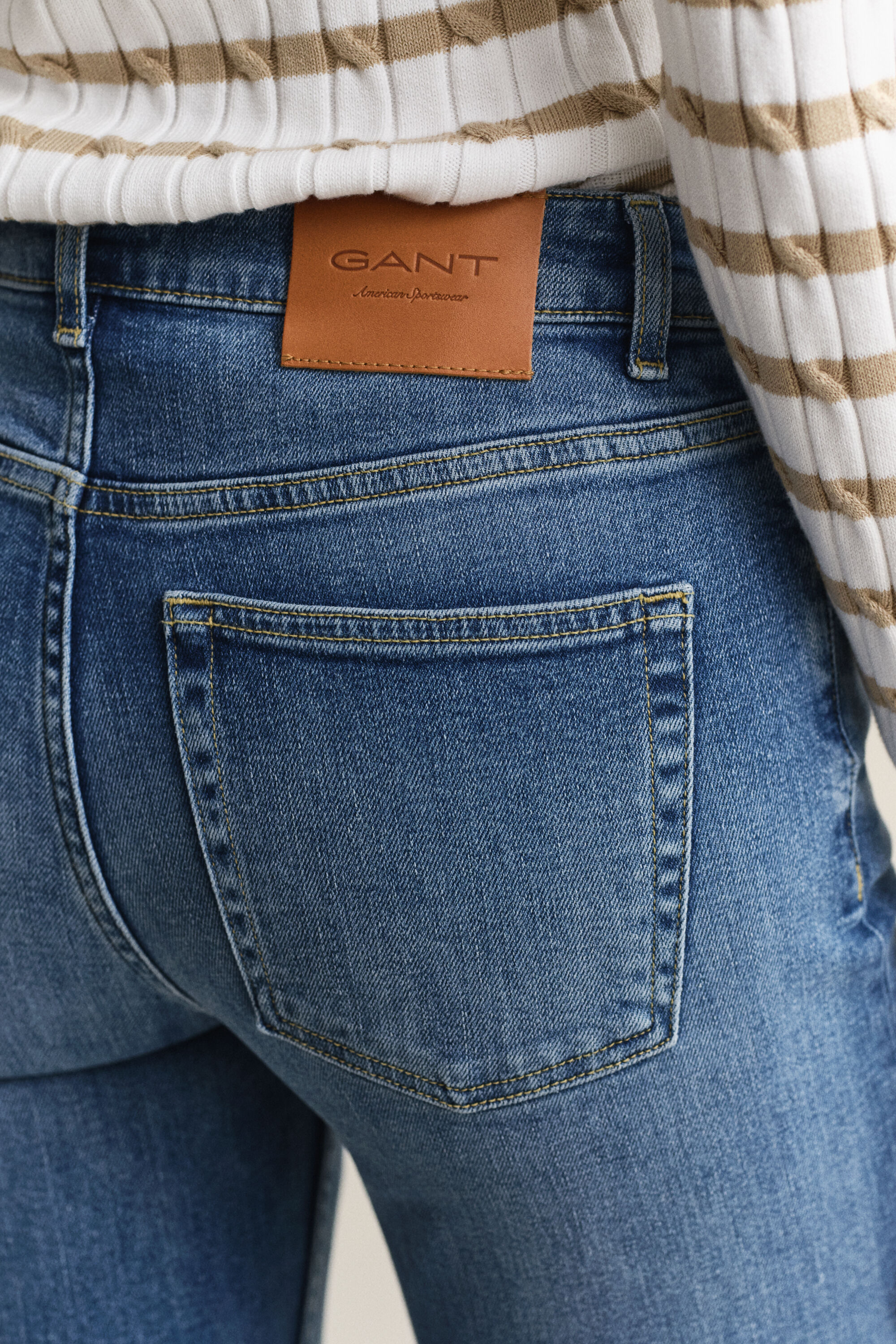 Vaqueros acampanados elásticos