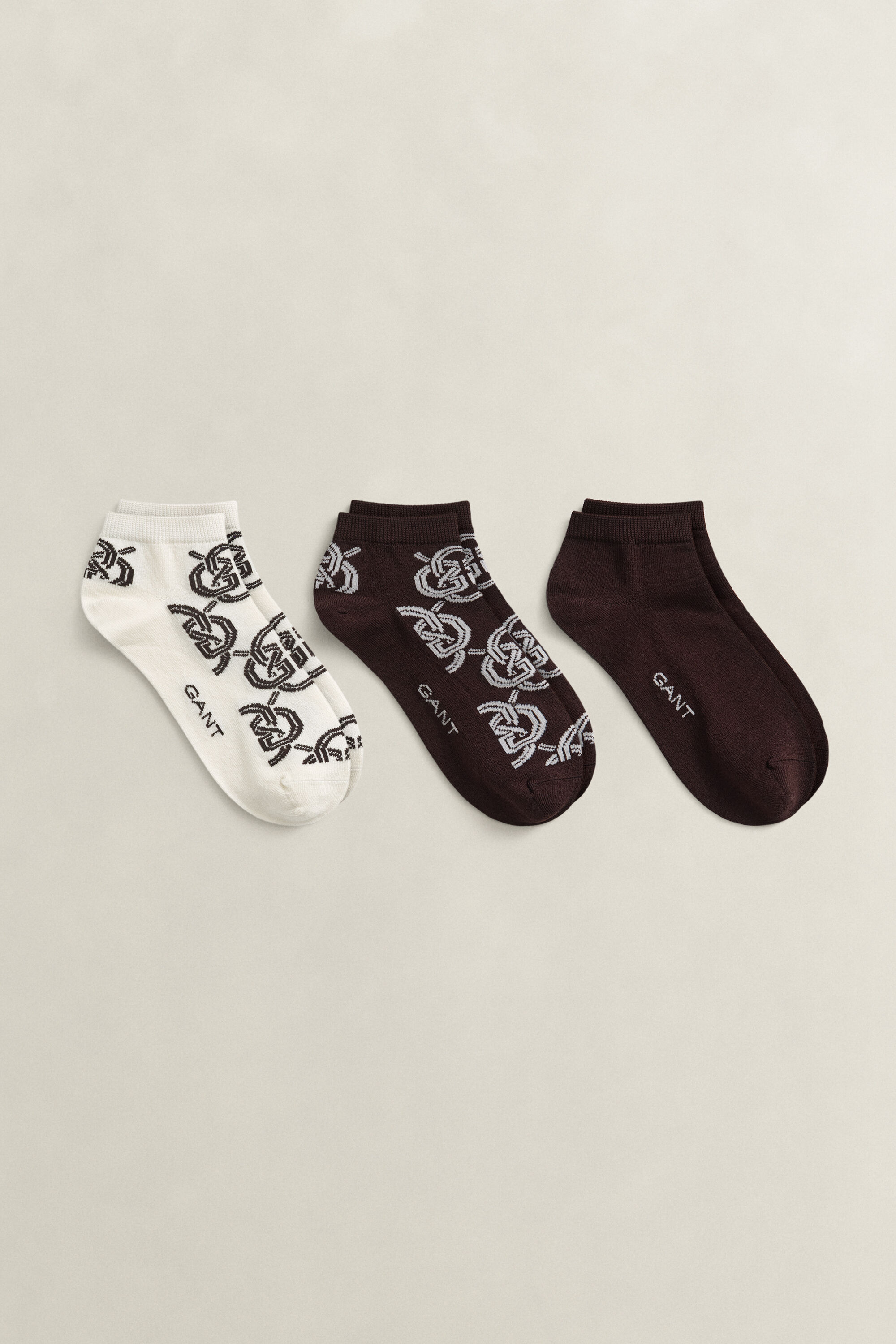 Paquete de tres pares de calcetines tobilleros con diseño de monograma