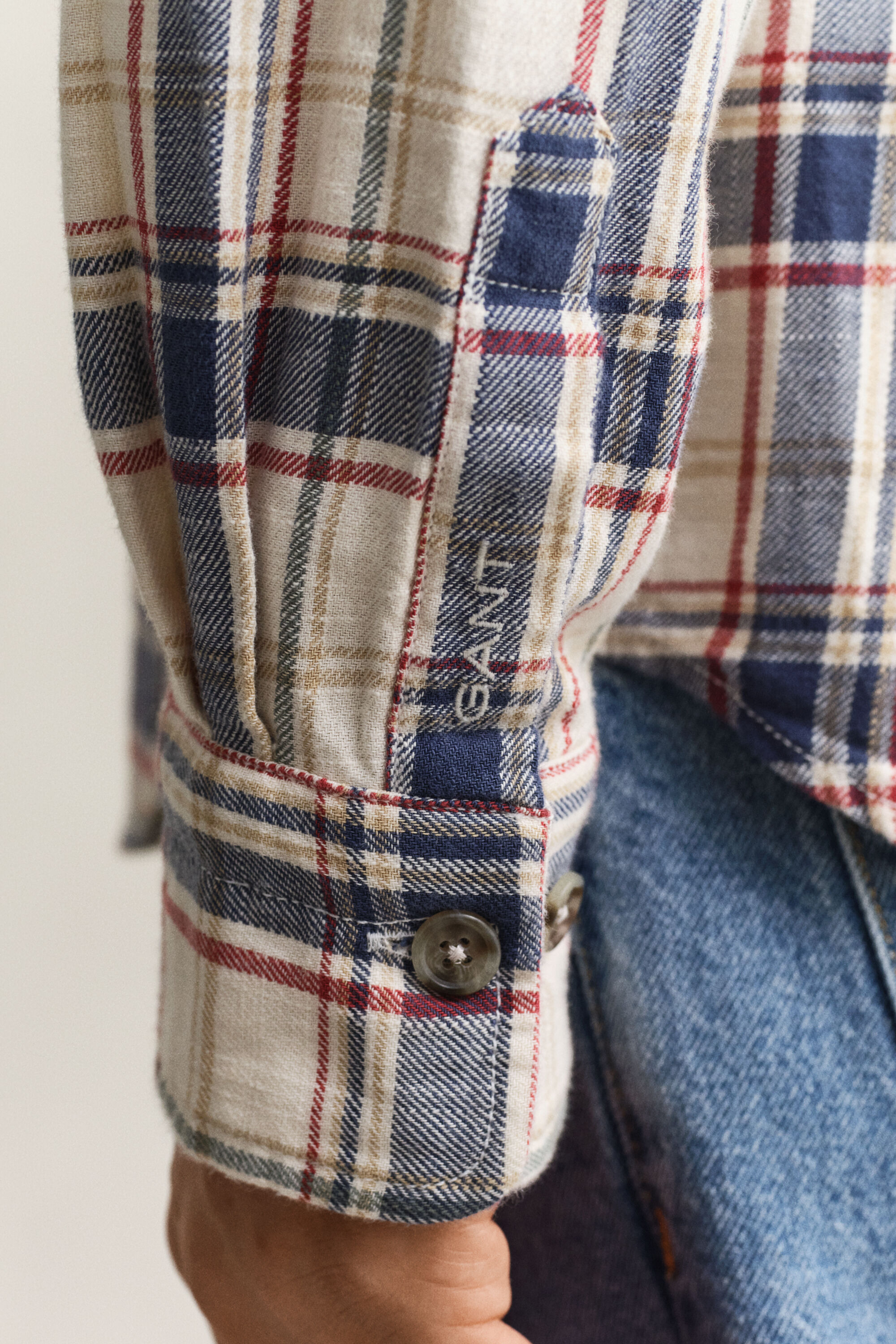 Camisa de sarga con bolsillos de parche