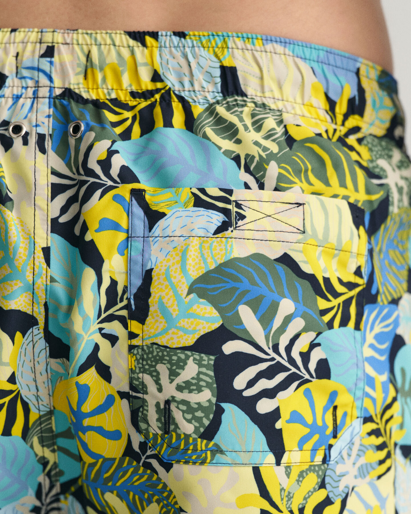Ba&ntilde;ador Classic Fit con estampado Tropical