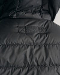 Chaqueta con capucha de plumón ligero