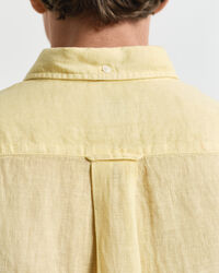 Camisa Regular Fit de manga corta y lino te&ntilde;ido en prenda