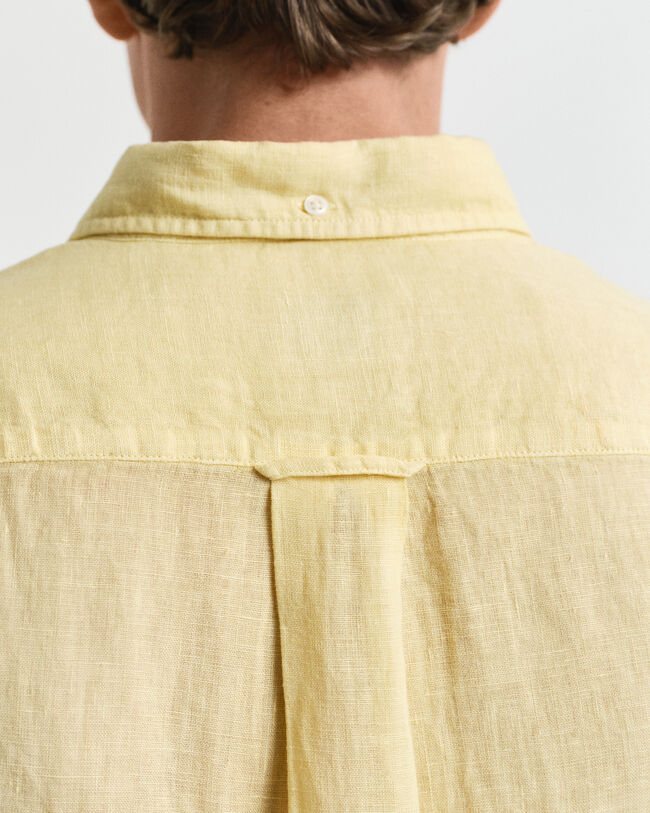 Camisa Regular Fit de manga corta y lino te&ntilde;ido en prenda