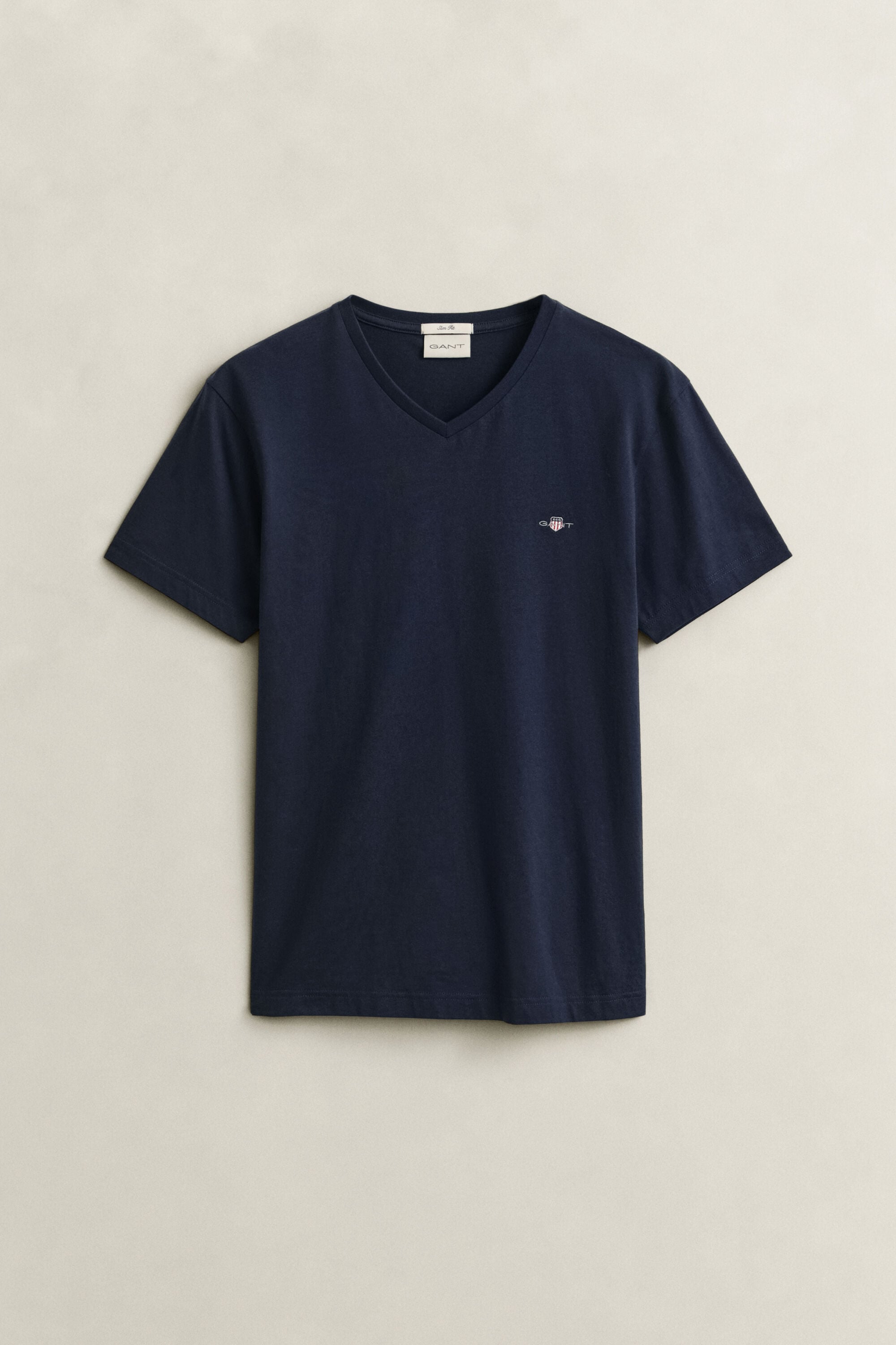 Camiseta Shield con cuello de pico