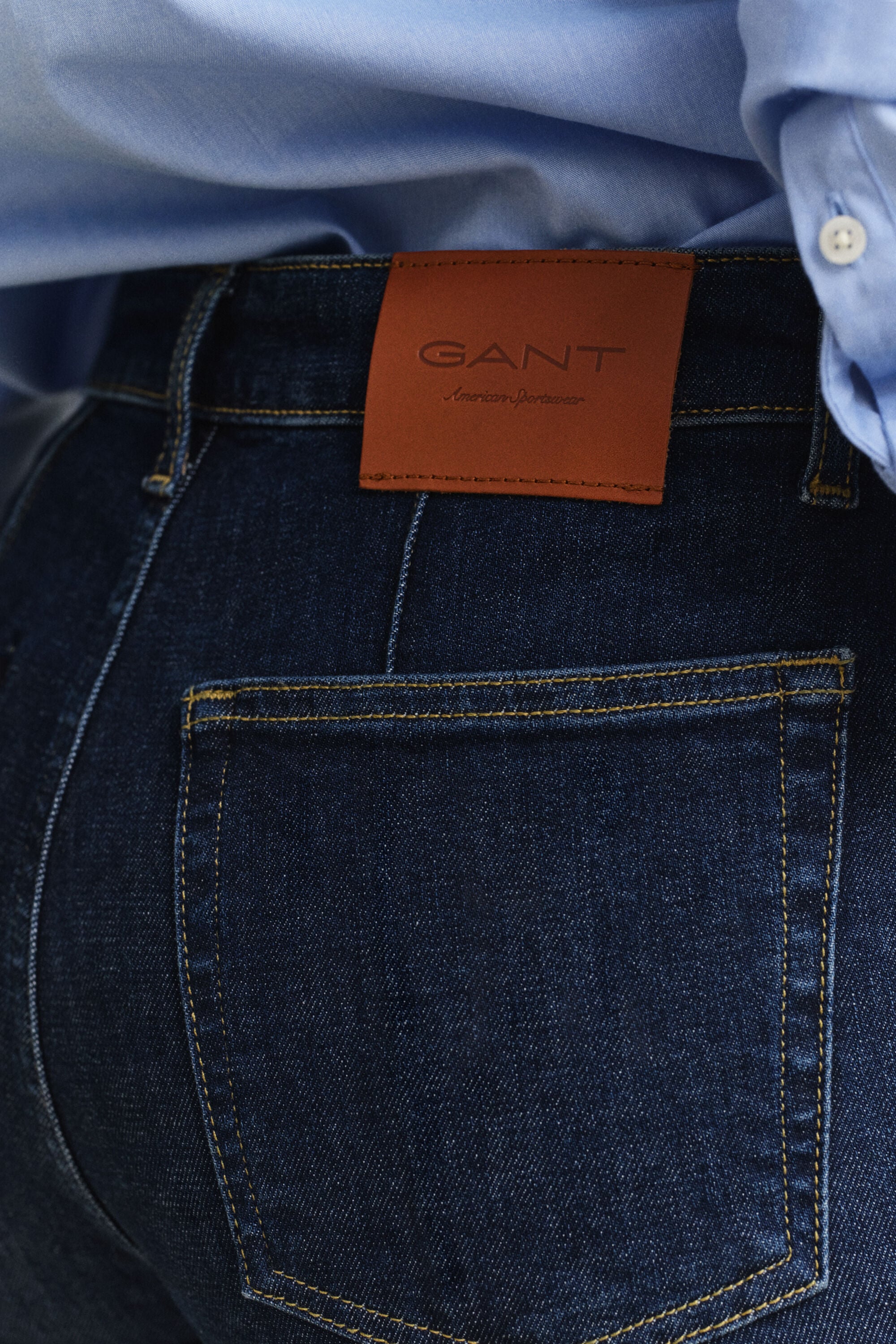 Vaqueros Slim Fit acampanados con pinzas