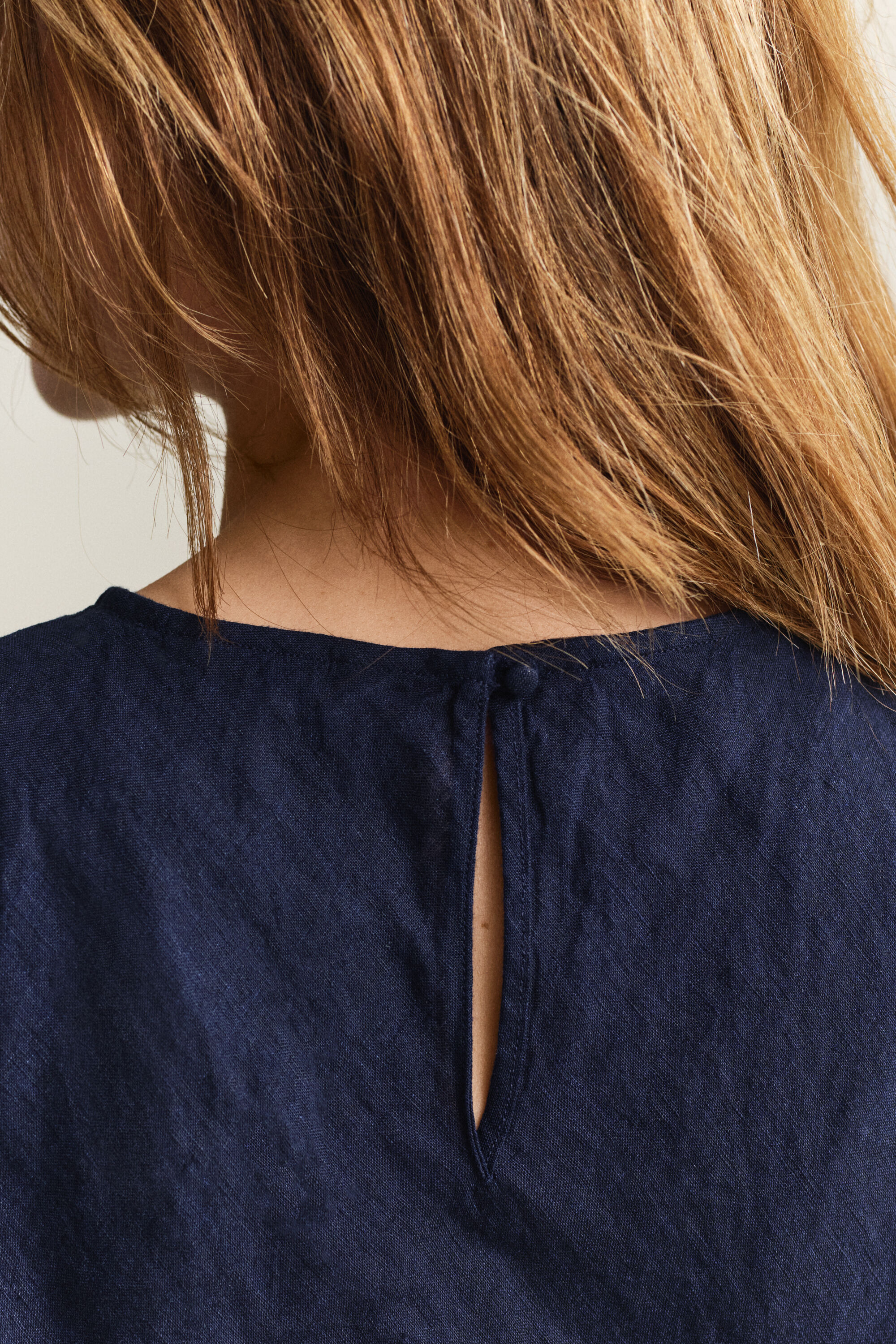 Vestido midi de lino cortado al bies