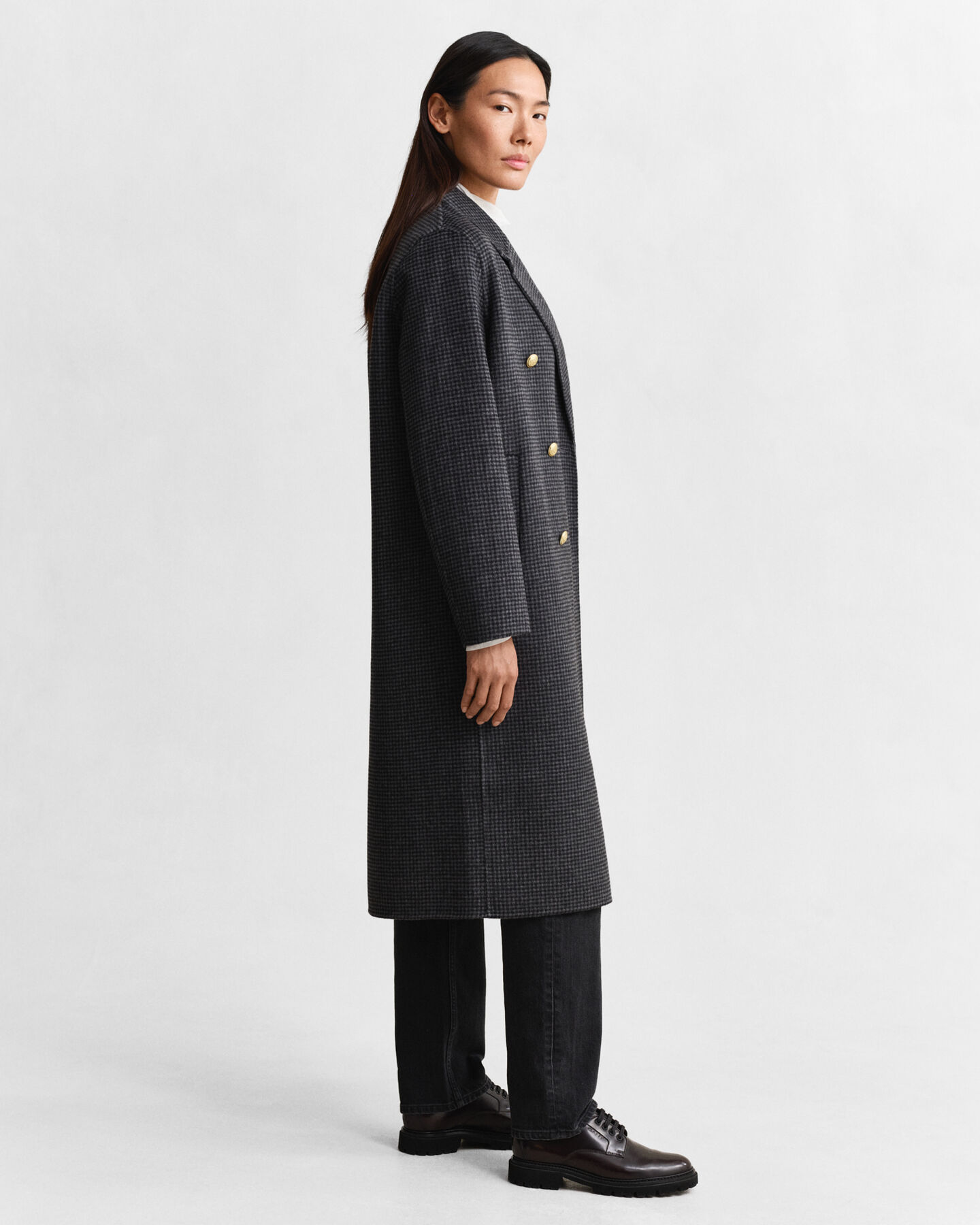 Abrigo de cuadros cosido a mano