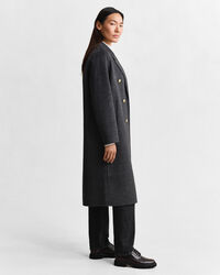 Abrigo de cuadros cosido a mano