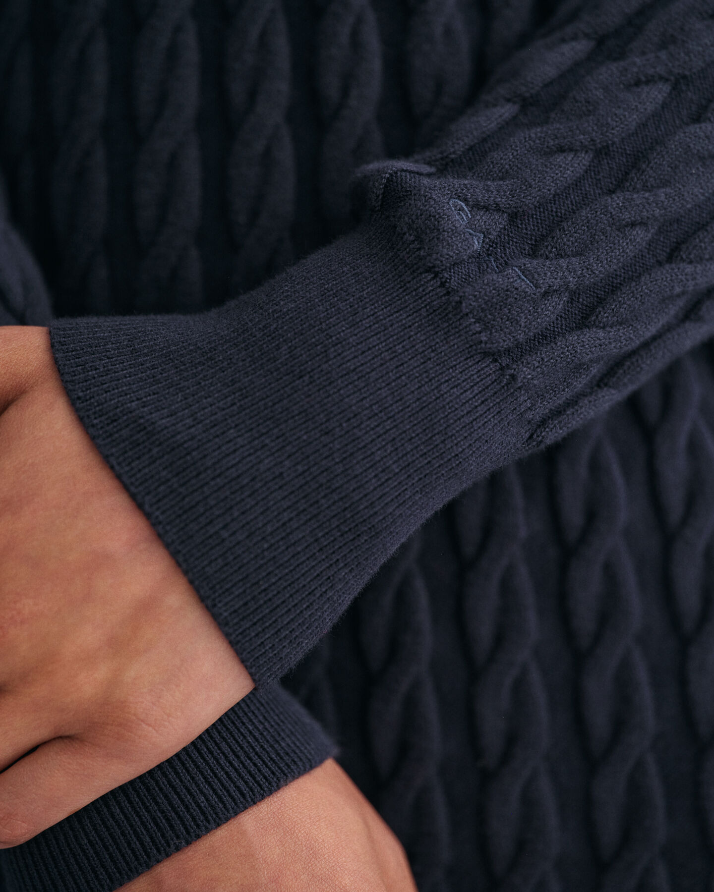 Vestido de cuello redondo y punto de ochos en algodón elástico