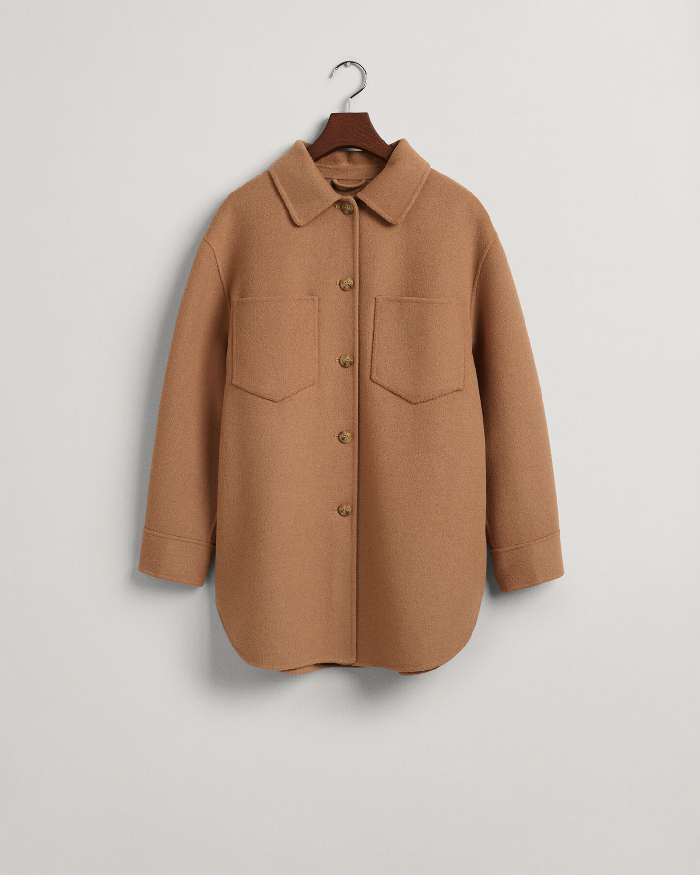 Sobrecamisa cosida a mano