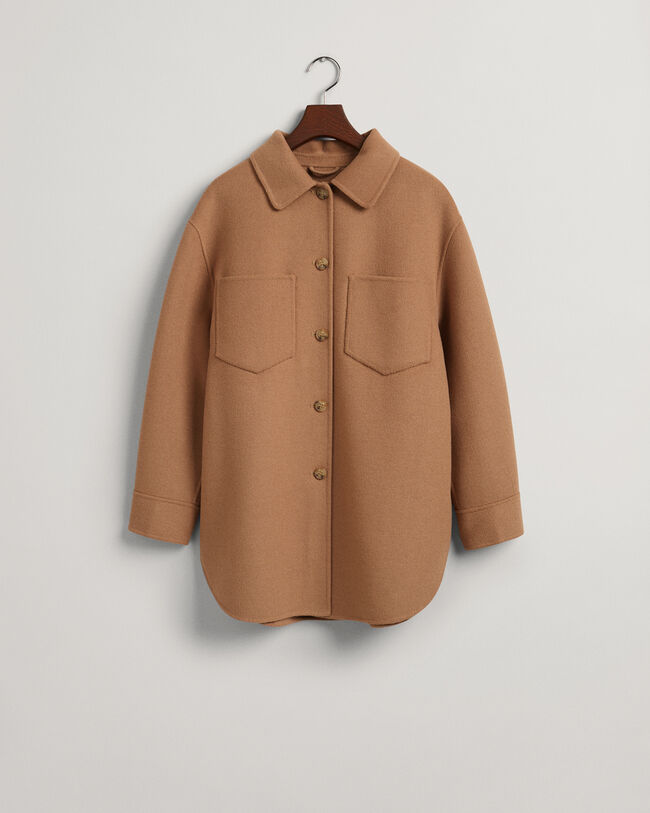 Sobrecamisa cosida a mano