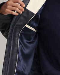 Cazadora corta de piel