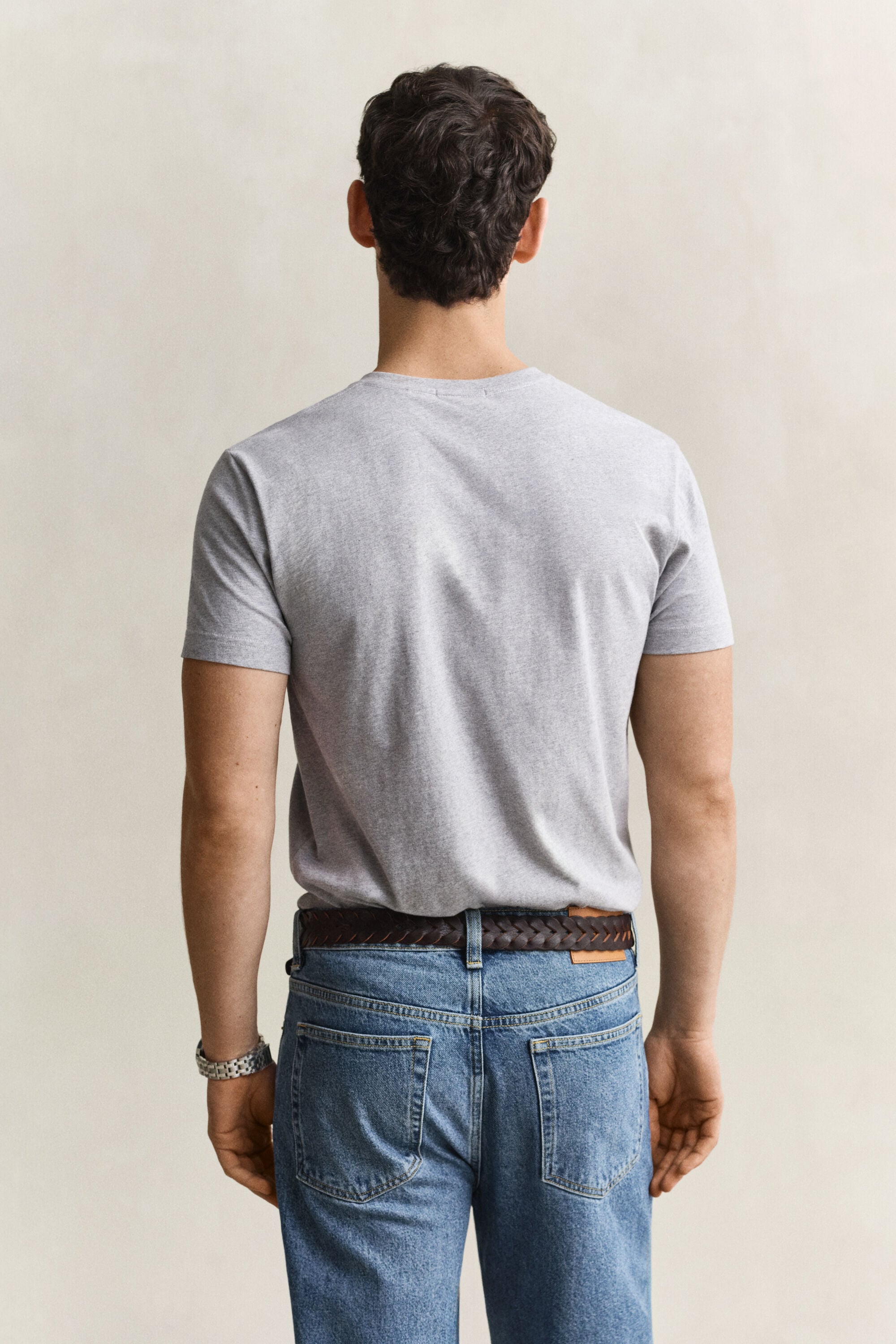 Camiseta Shield con cuello de pico