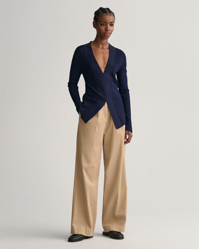 Blusa de manga larga, cuello de pico y canal&eacute;