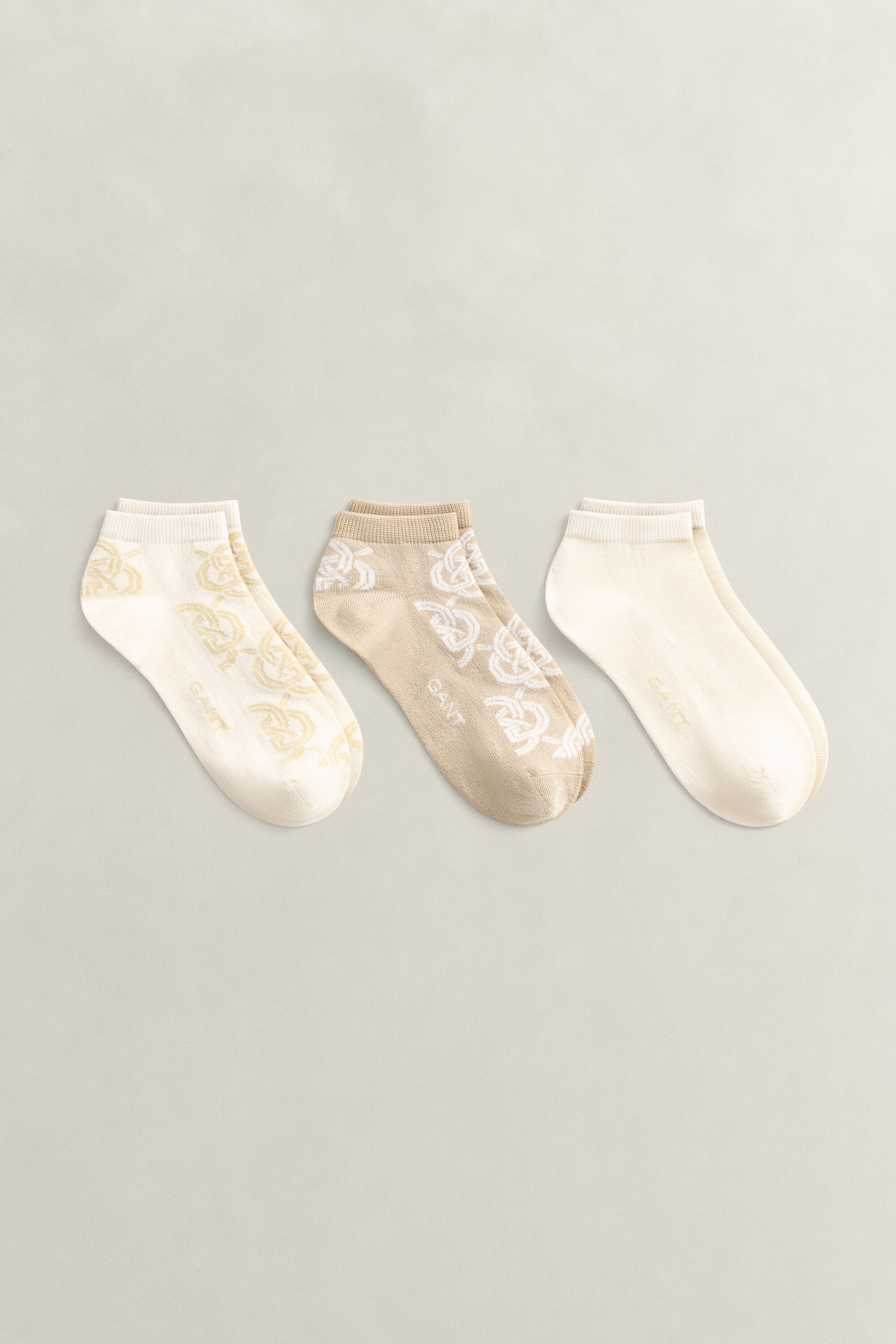 Paquete de tres pares de calcetines tobilleros con diseño de monograma