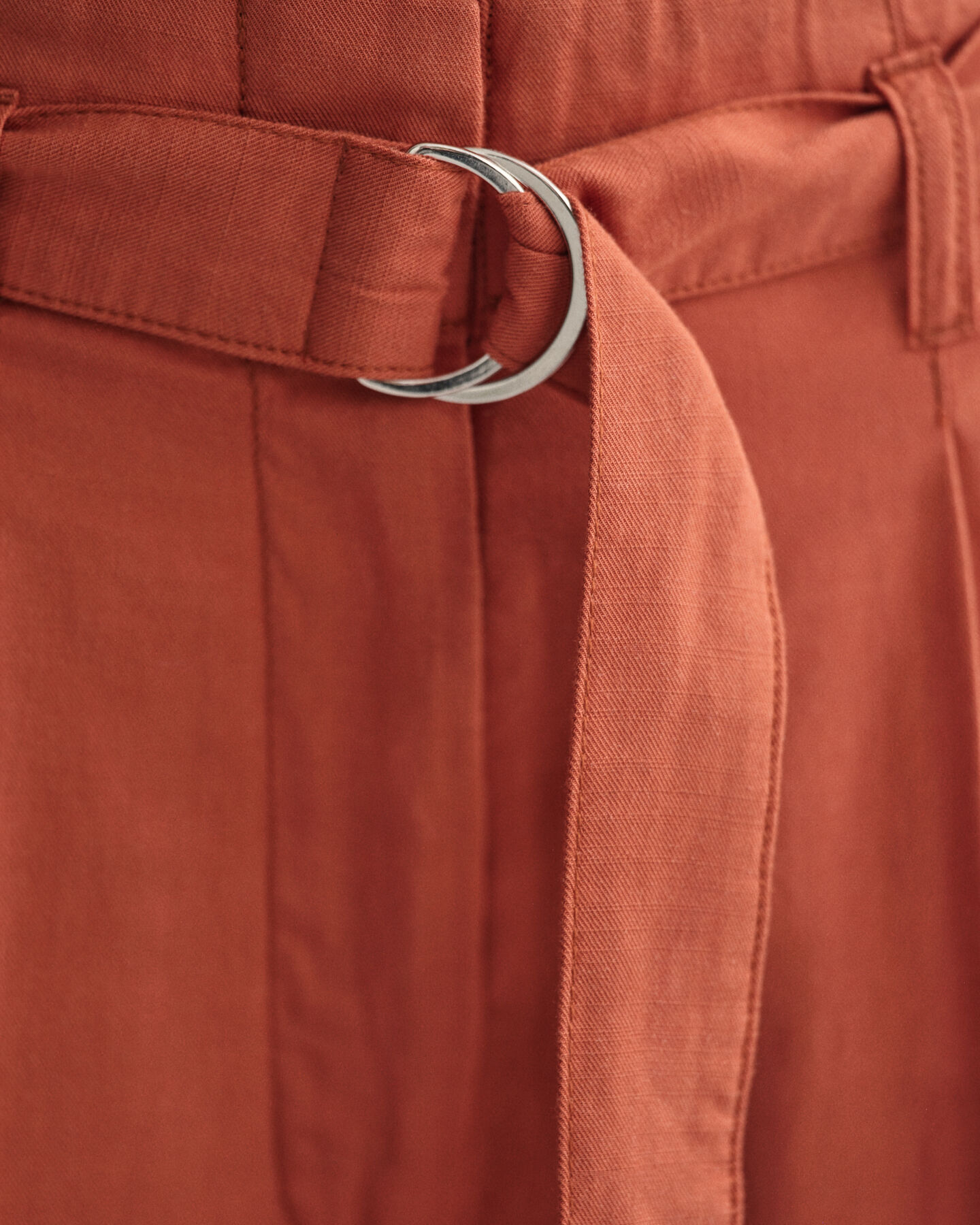 Pantalones tobilleros de pernera ancha con cintur&oacute;n