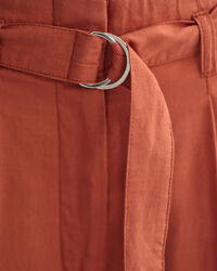 Pantalones tobilleros de pernera ancha con cintur&oacute;n