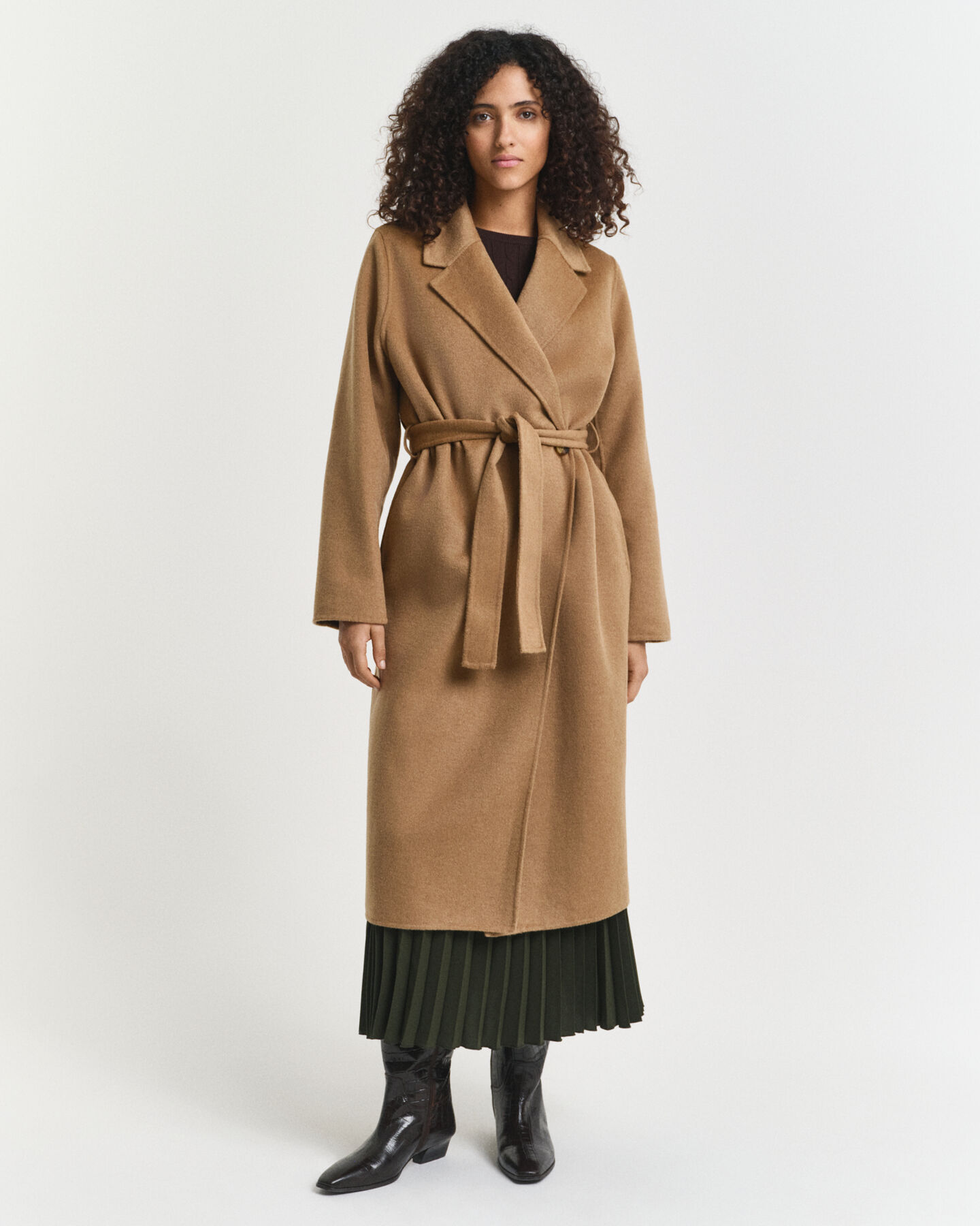 Abrigo cosido a mano con cinturón