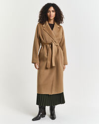 Abrigo cosido a mano con cinturón