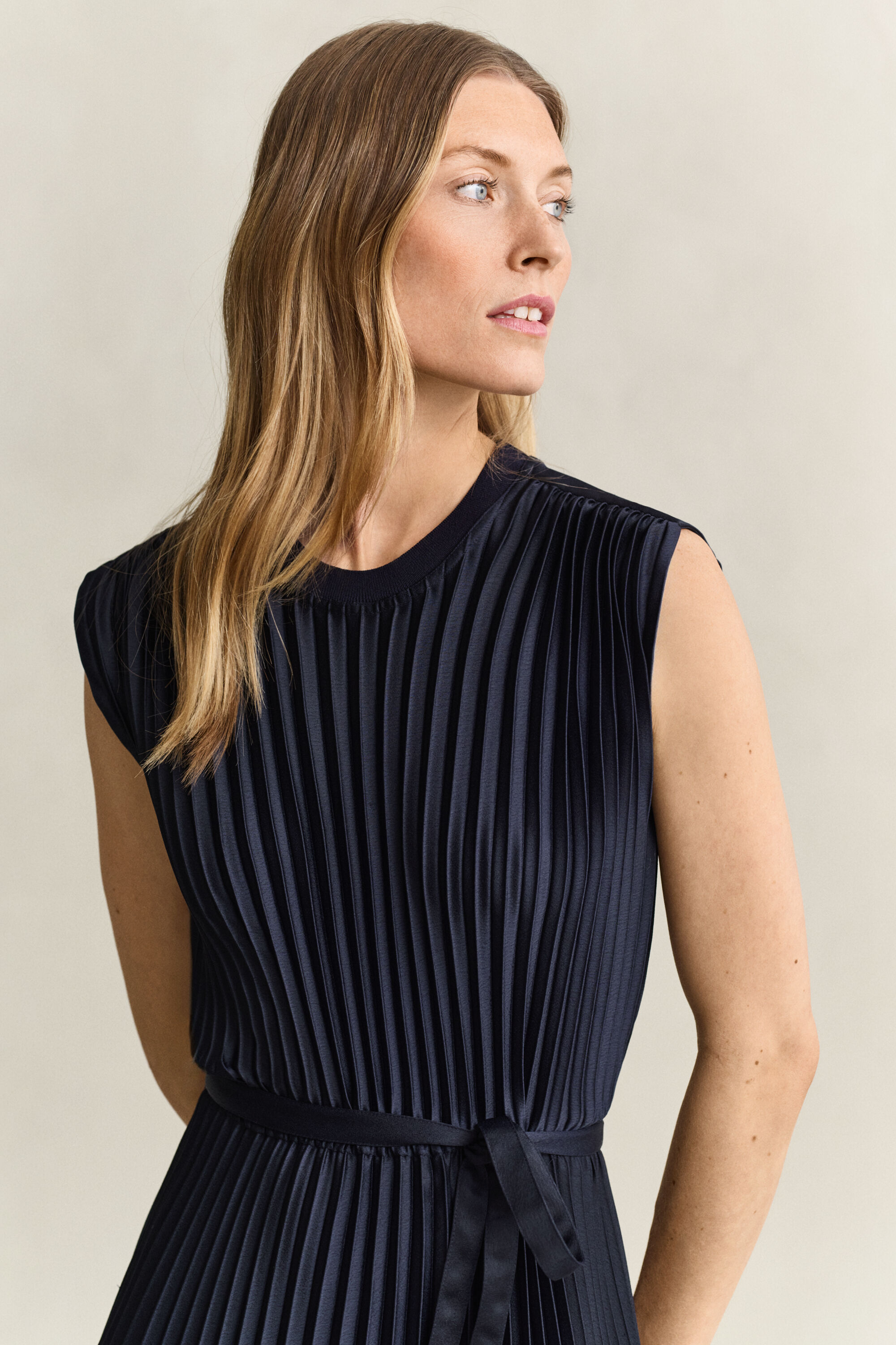 Vestido plisado con cinturón