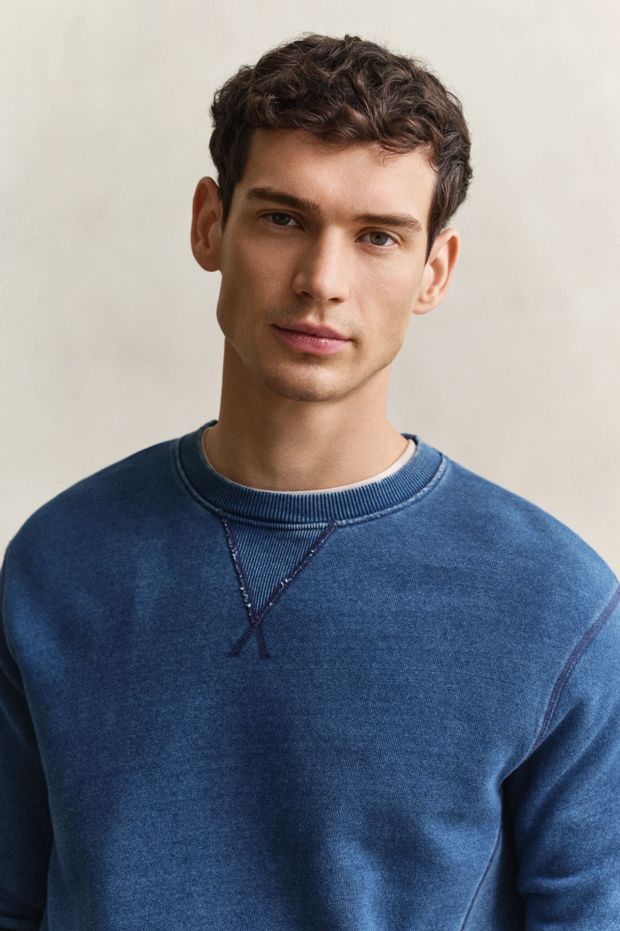 Sudadera añil de cuello redondo