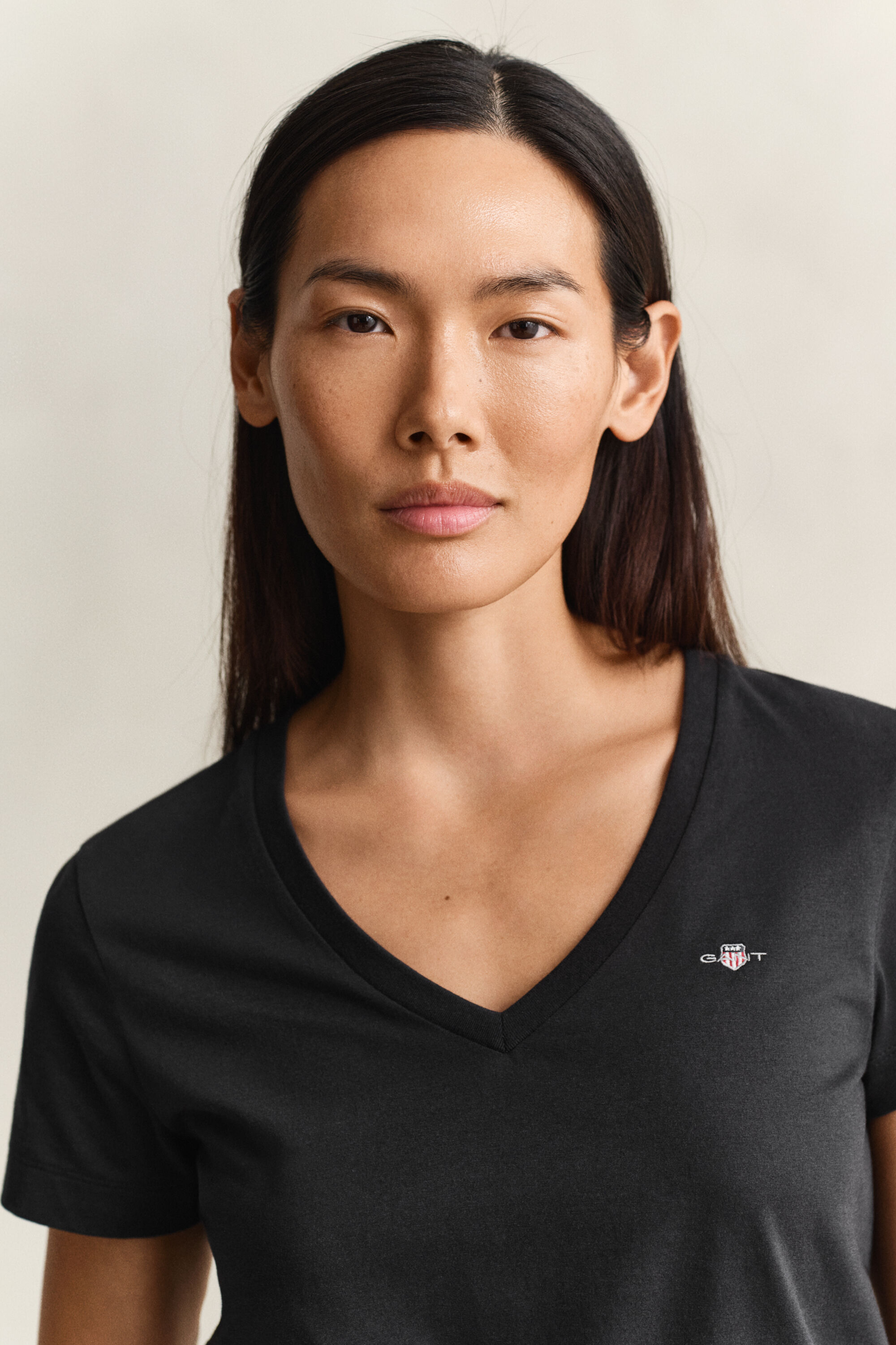 Camiseta Shield con cuello de pico