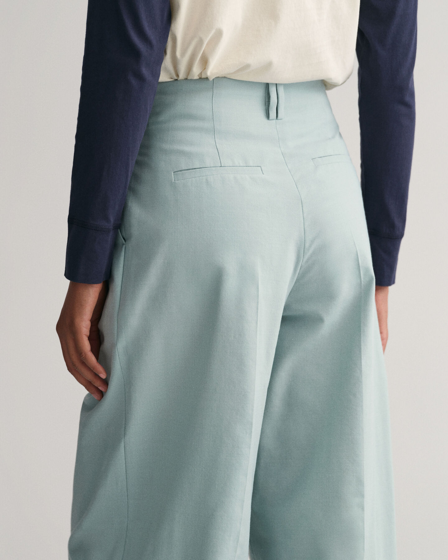 Pantalones de pinzas con talle alto y pernera ancha