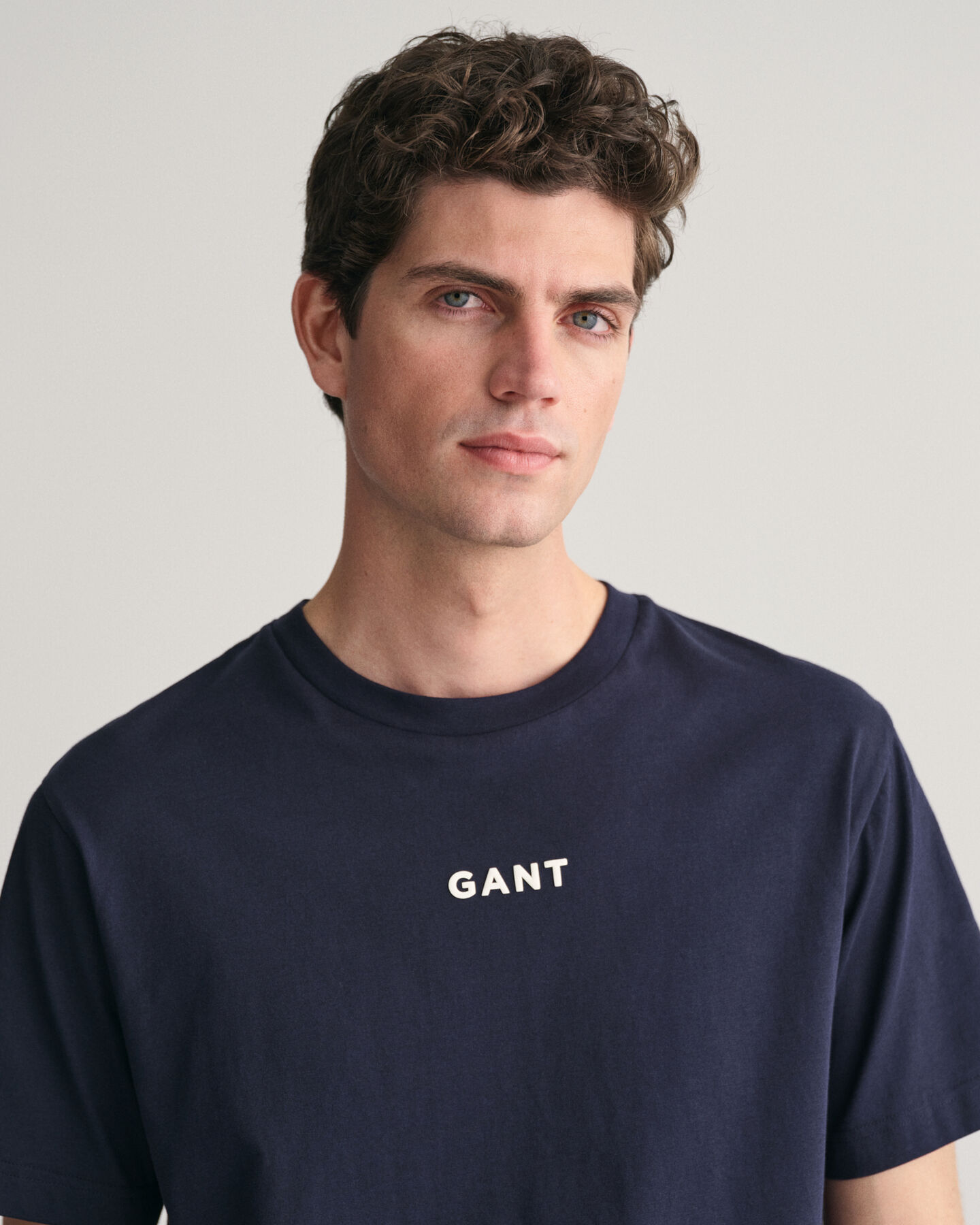 Camiseta GANT Logo peque&ntilde;o en contraste