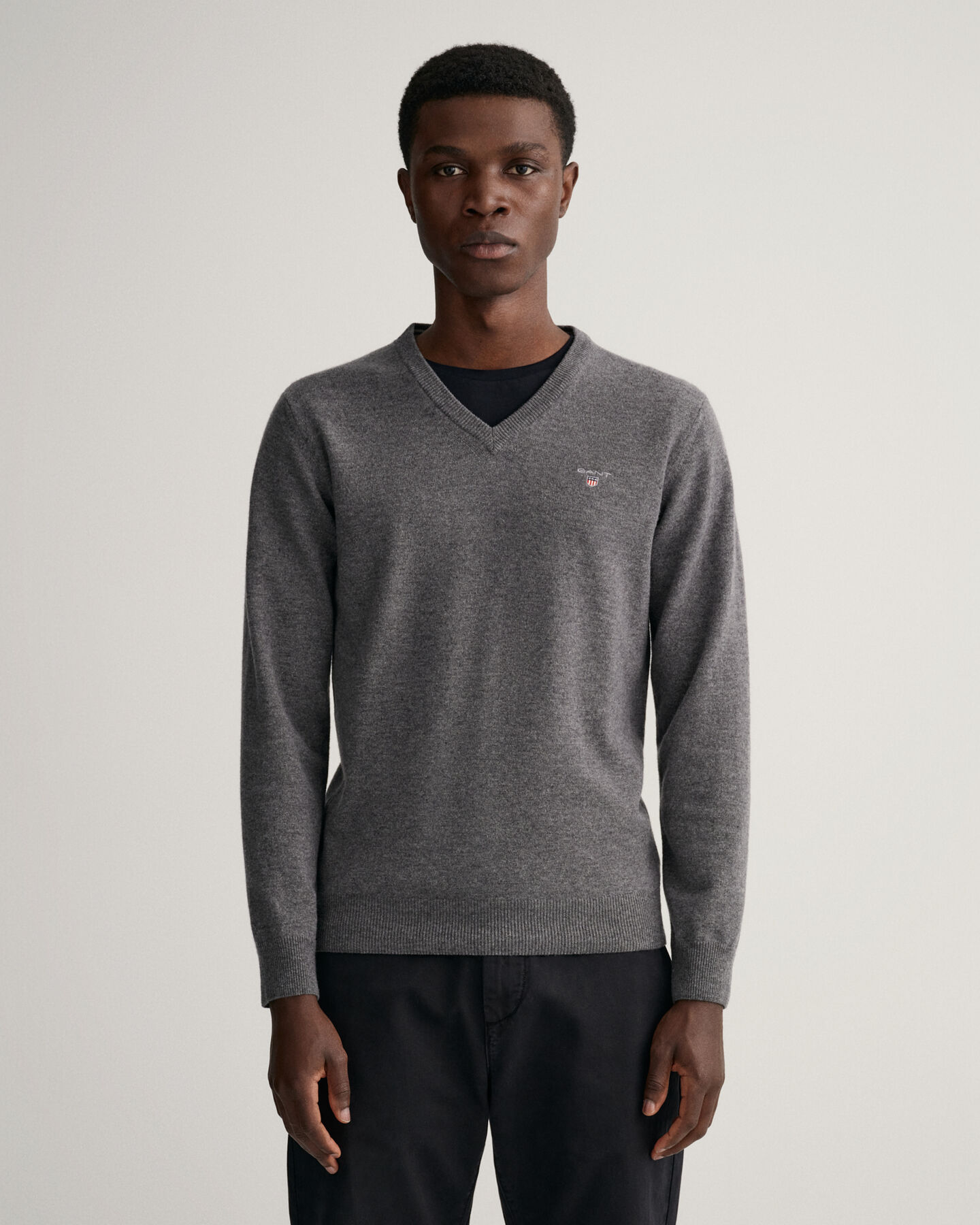 Jersey de cuello de pico en lana de oveja muy fina