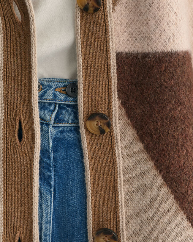 C&aacute;rdigan de intarsia con letras estampadas