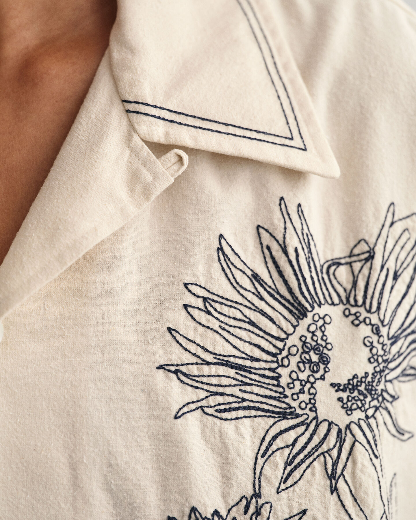 Camisa extragrande de manga corta con bordado