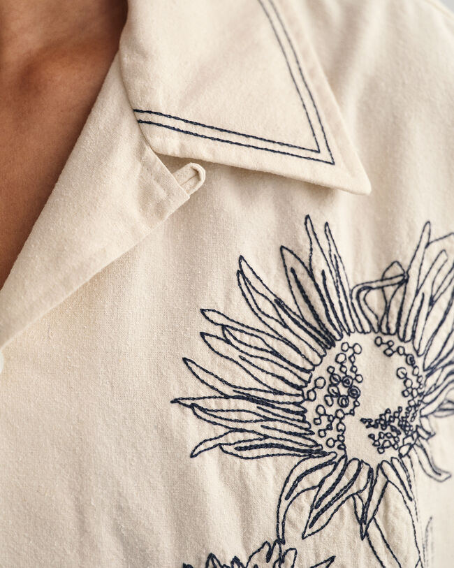 Camisa extragrande de manga corta con bordado