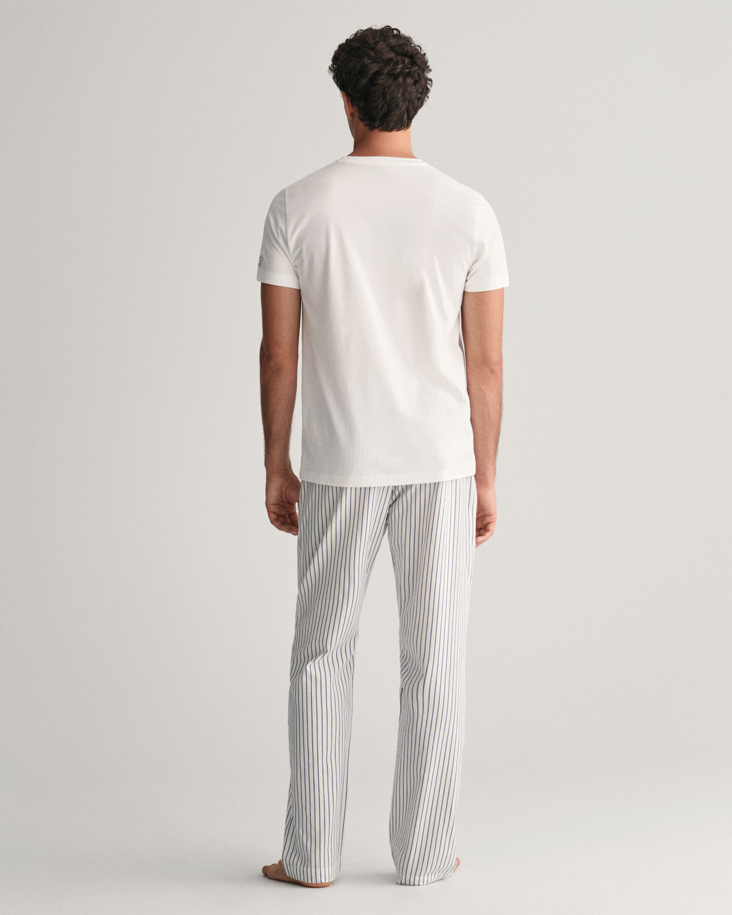 Caja de regalo con camiseta y pantalones de pijama a rayas