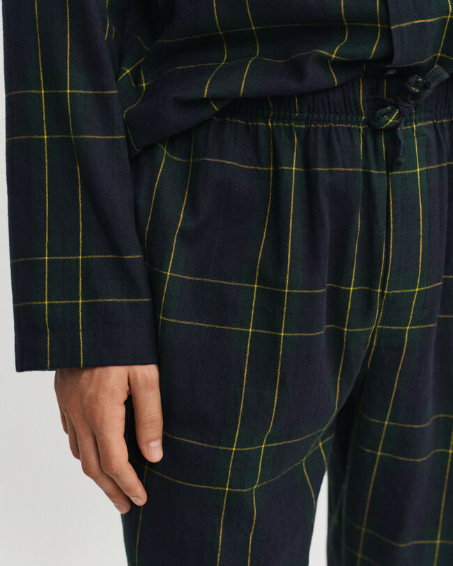 Caja de regalo con pijama de franela a cuadros