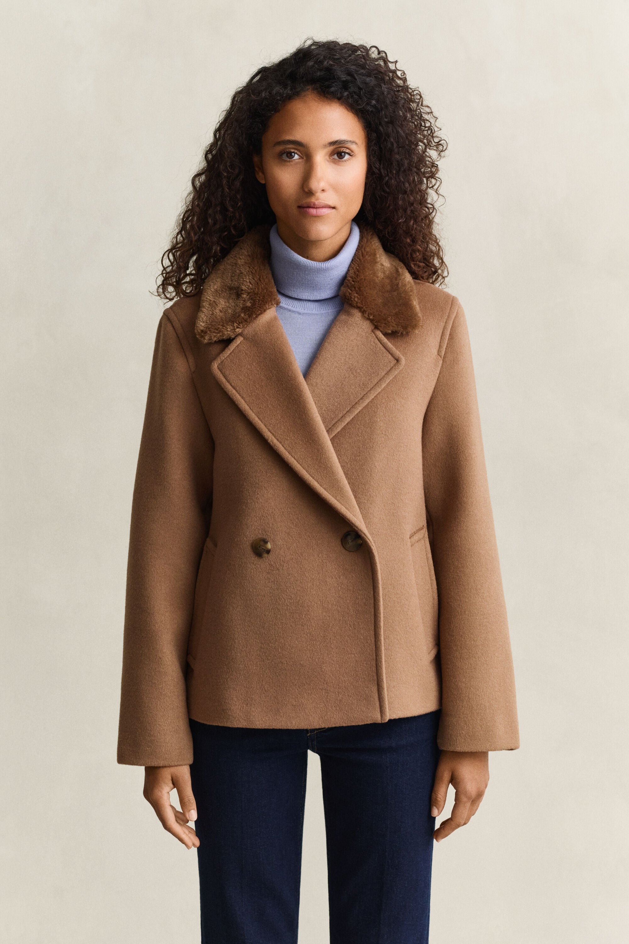 Chaqueta con cuello de pelo sintético