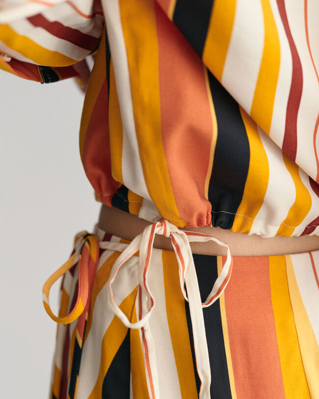 Camisa Relaxed Fit a rayas con cintur&oacute;n anudado